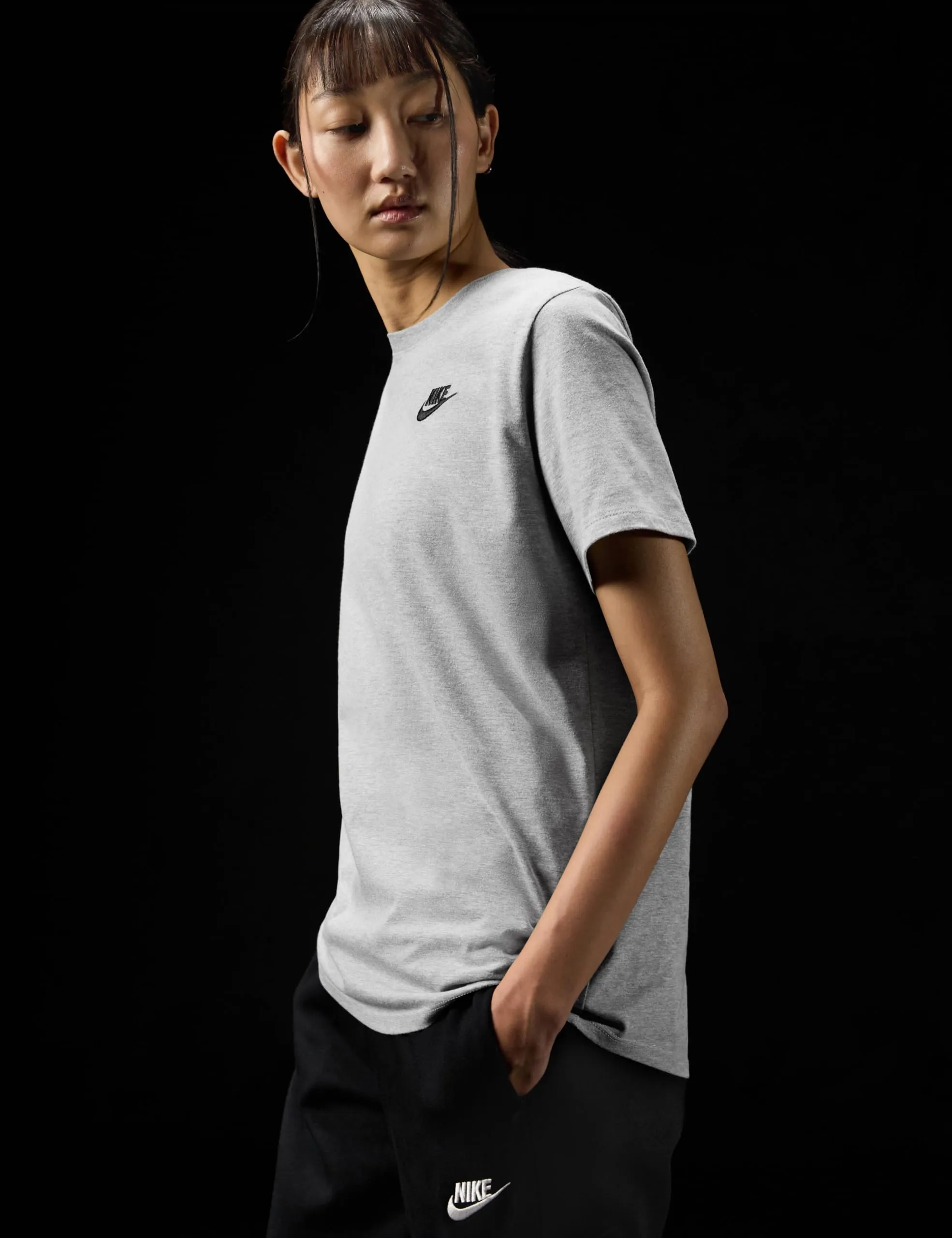 Nike Club Essentials T-Shirt da Donna, Grigio, Taglia S, DX7902-063 - immagine 2