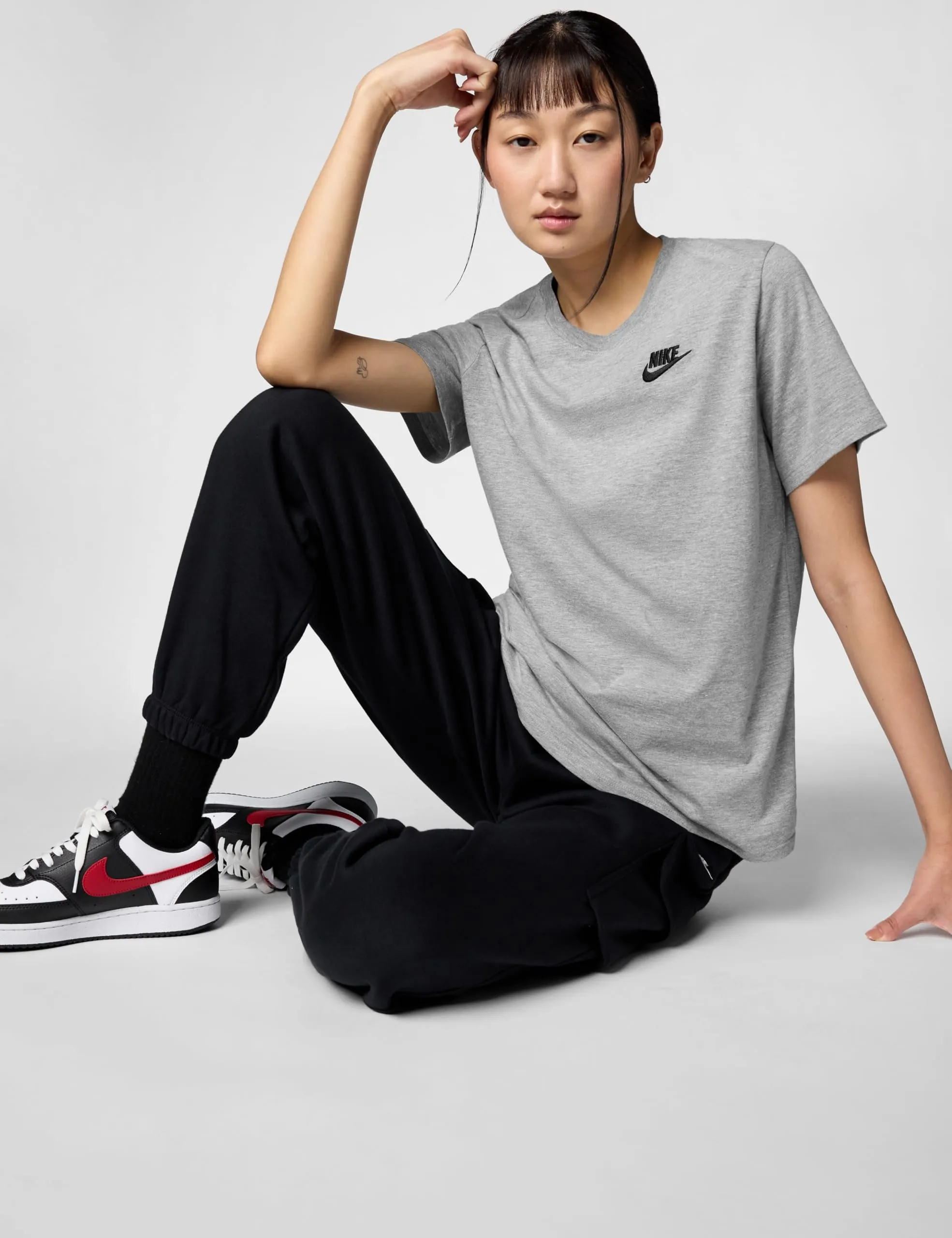 Nike Club Essentials T-Shirt da Donna - Grigio - Taglia L - DX7902-063 - immagine 4