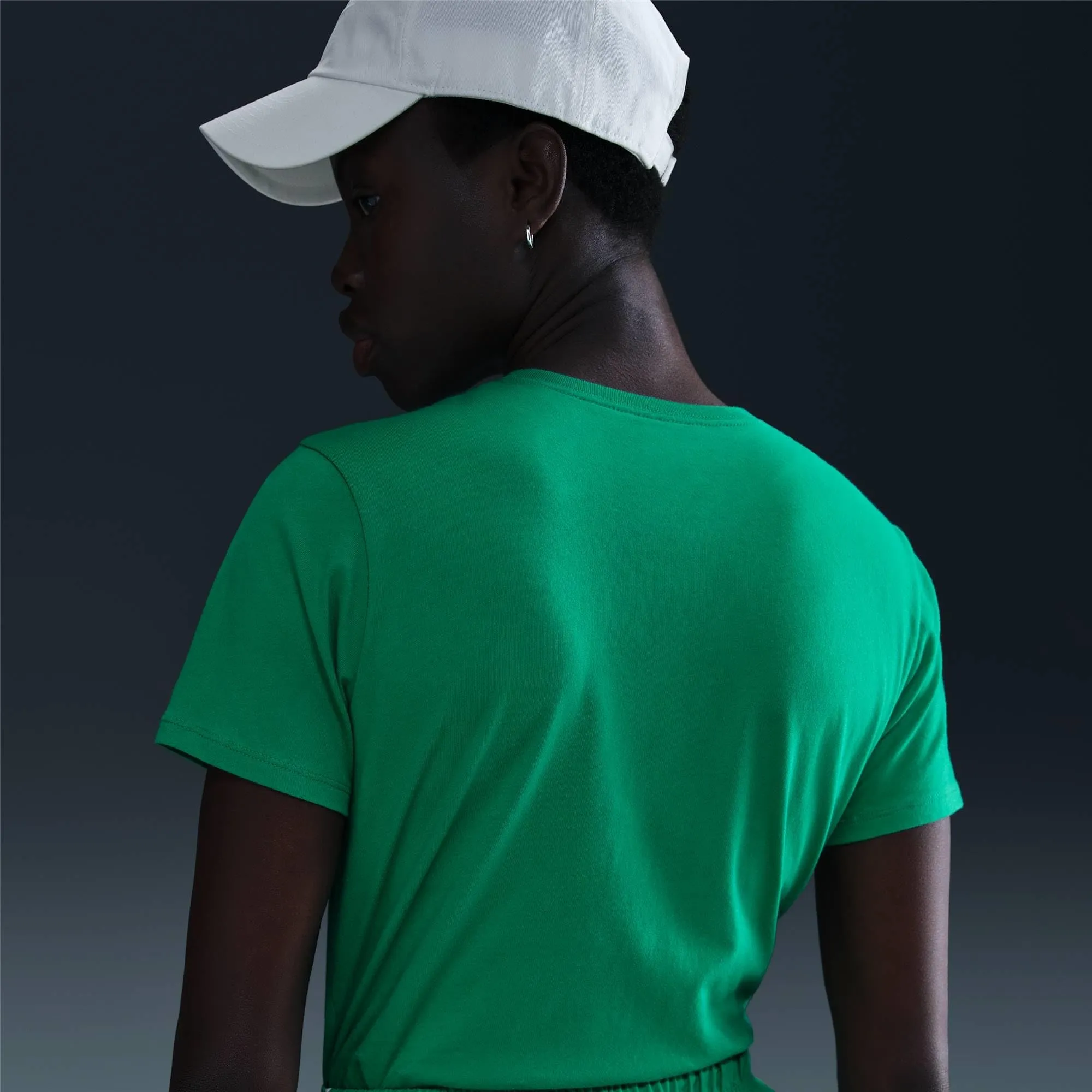 Nike Sportswear Club Essentials T-Shirt - Donna, Stadium Green, DX7902-326, S - immagine 2