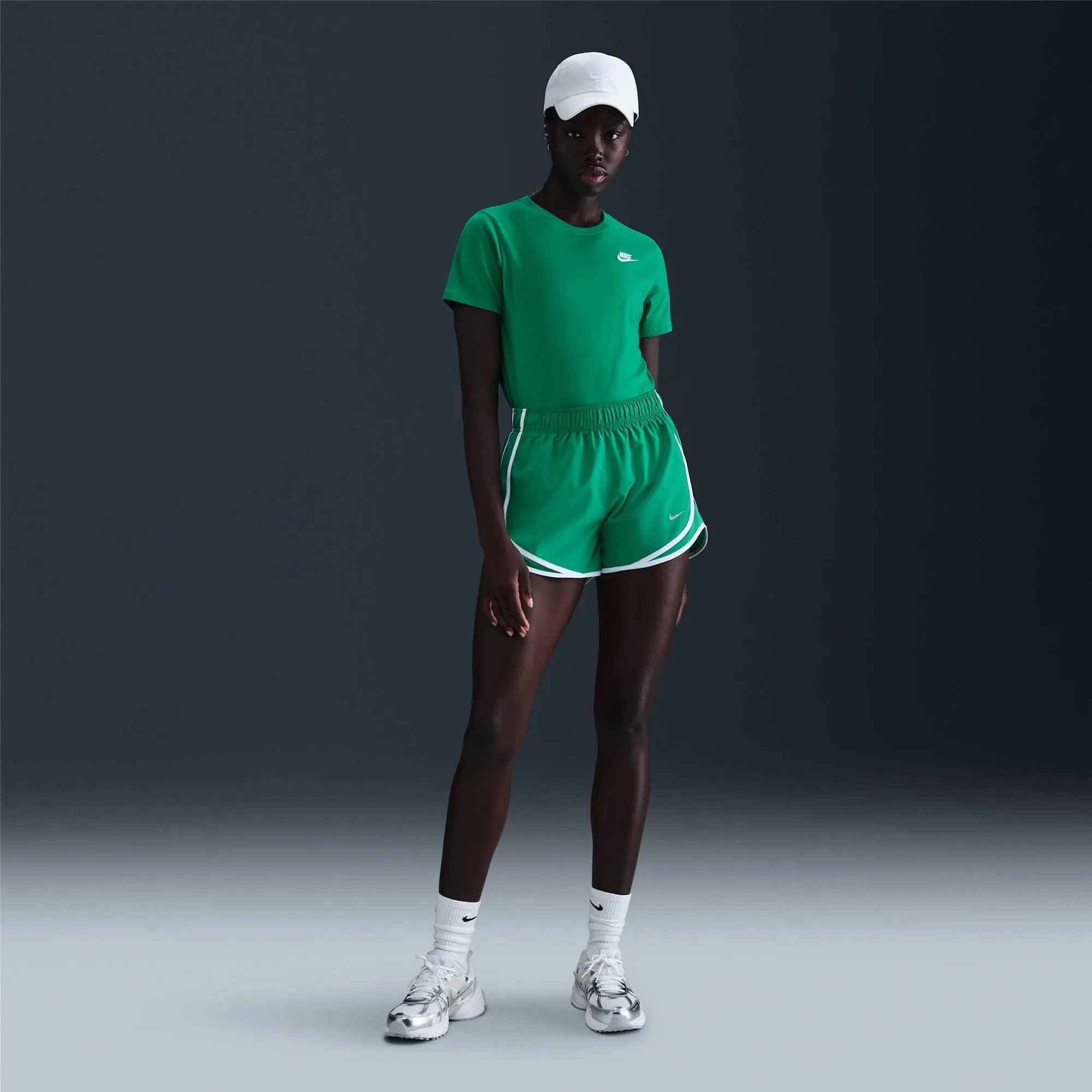 Nike Sportswear Club Essentials T-Shirt - Donna, Stadium Green, DX7902-326, S - immagine 4