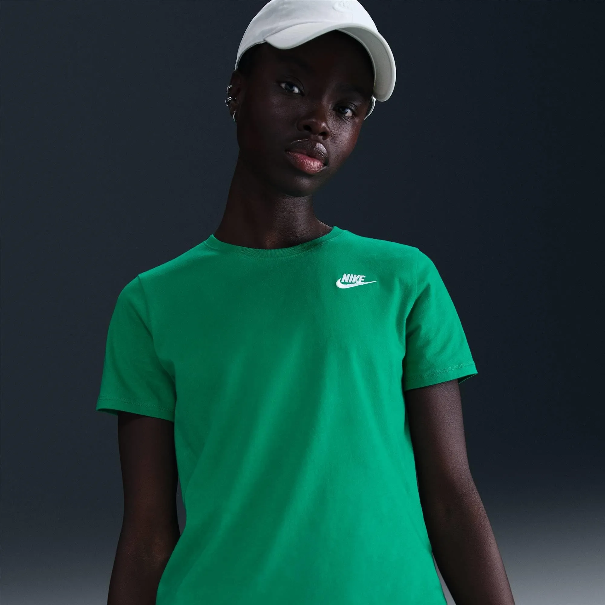 Nike Sportswear Club Essentials T-Shirt - Donna, Stadium Green, DX7902-326, S - immagine 6