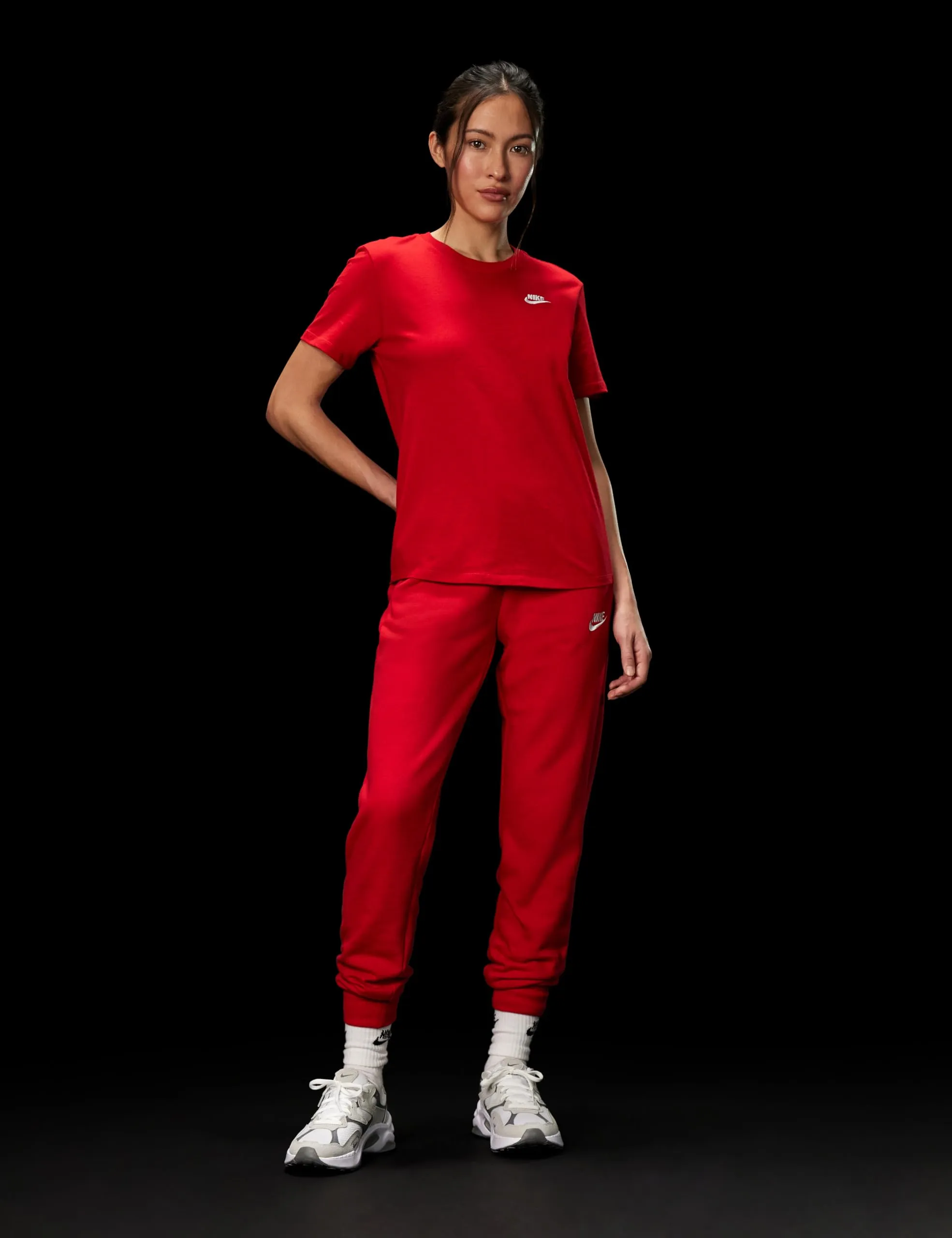 Nike Sportswear Club Essentials T-Shirt - Donna, University Red, DX7902-657, XS - immagine 3