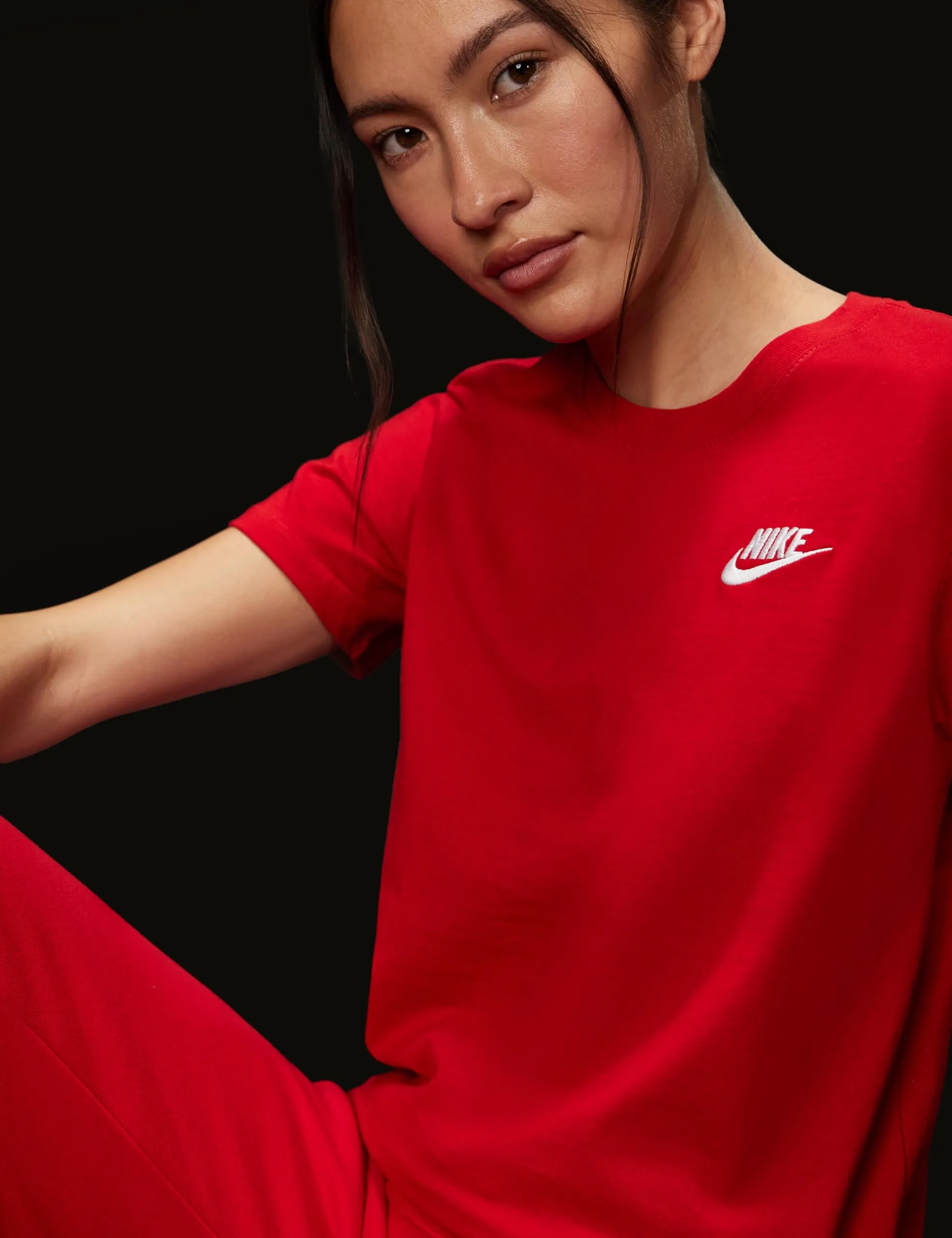 Nike Sportswear Club Essentials T-Shirt - Donna, University Red, DX7902-657, S - immagine 2