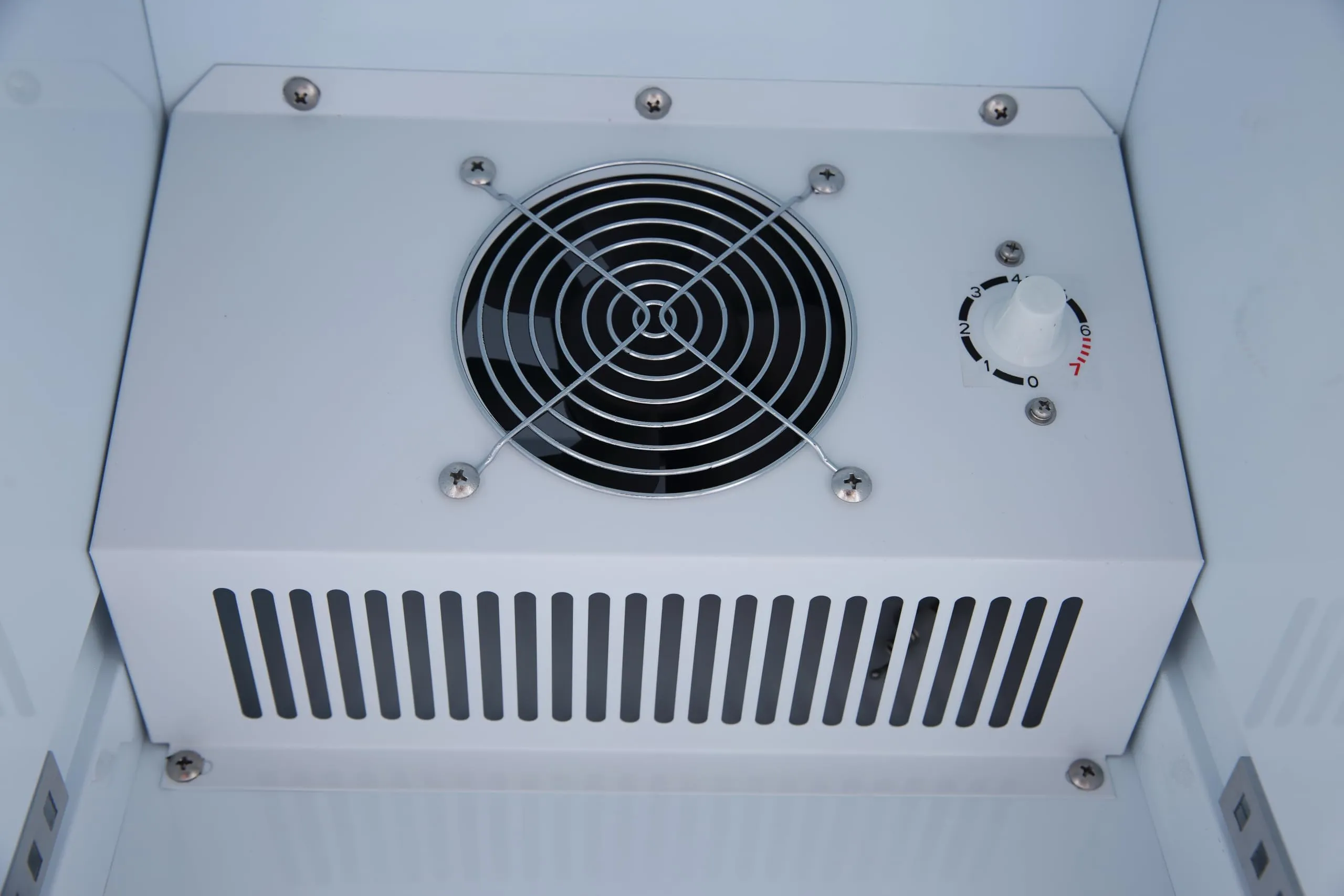 METRO Professional Frigorifero Slim per Bevande GSC2133, 133L, 200W, 5 Ripiani Regolabili, Illuminazione LED, Serratura, Bianco - immagine 6