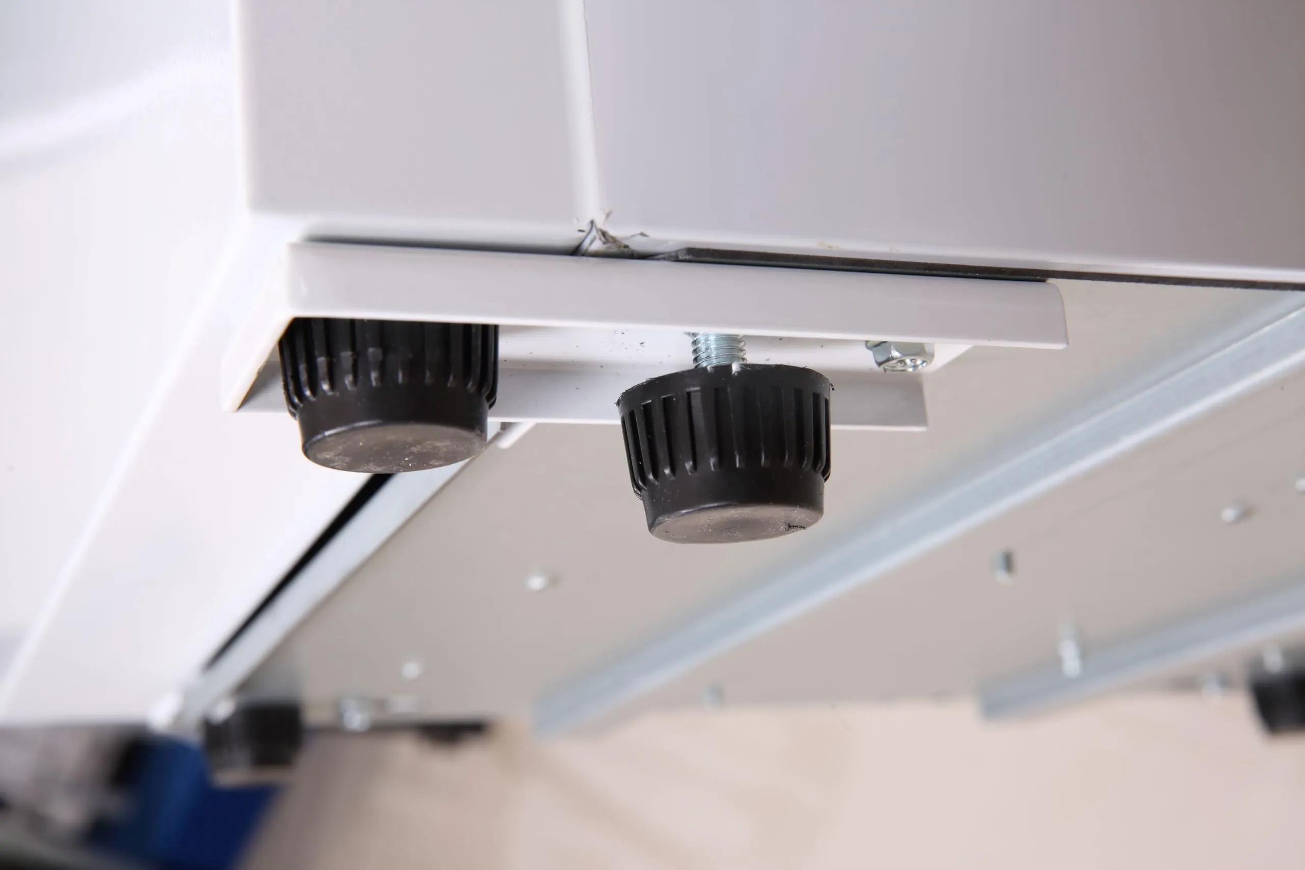 METRO Professional Frigorifero Slim per Bevande GSC2133, 133L, 200W, 5 Ripiani Regolabili, Illuminazione LED, Serratura, Bianco - immagine 8