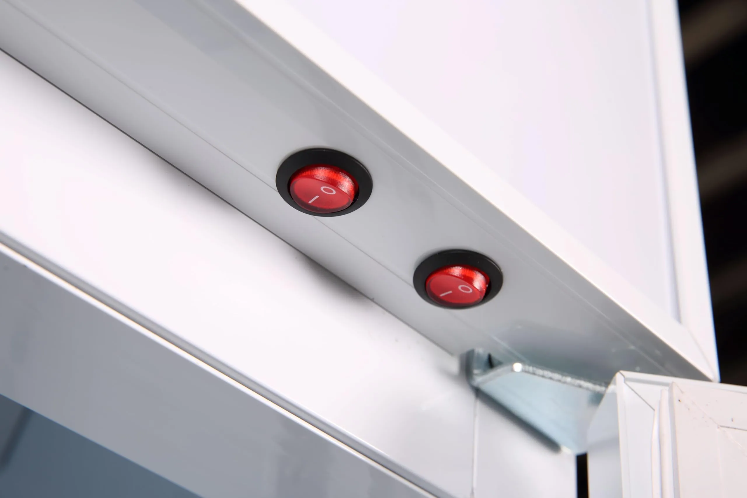 METRO Professional Frigorifero Slim per Bevande GSC2133, 133L, 200W, 5 Ripiani Regolabili, Illuminazione LED, Serratura, Bianco - immagine 9