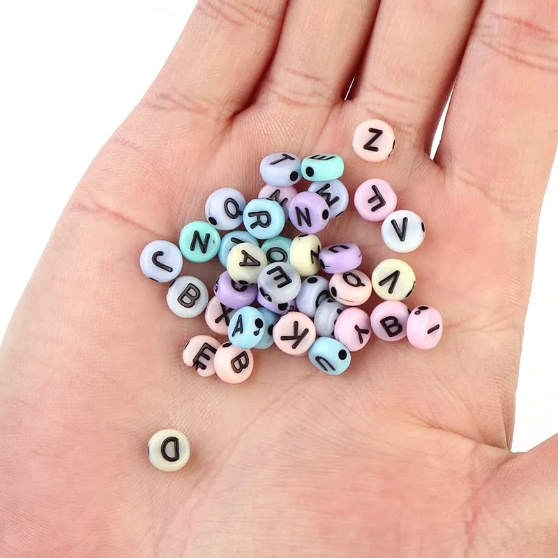 100 Perline Distanziali Alfabeto in Acrilico 6,7 mm per Gioielli e Braccialetti Fai da Te - immagine 5