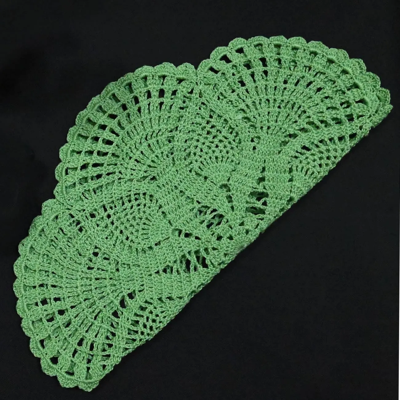 BOMHCS Tovagliette rotonde in pizzo all'uncinetto fatto a mano, motivo floreale 6 petali, 39,4 cm - 44,5 cm, verde mela - immagine 4