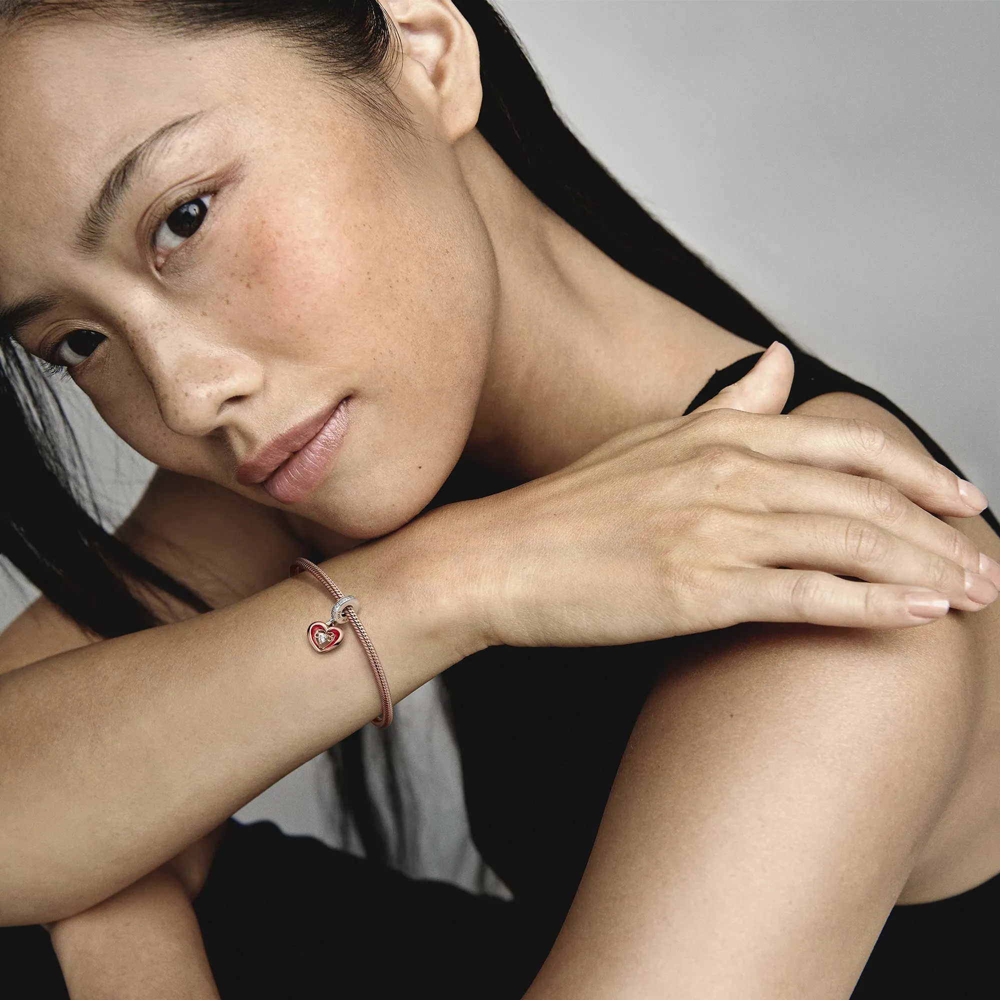 Pandora Moments Pendente Cuore Aperto in Argento Sterling e Oro Rosa 14k con Zirconi Cubici e Smalto Rosso - immagine 2