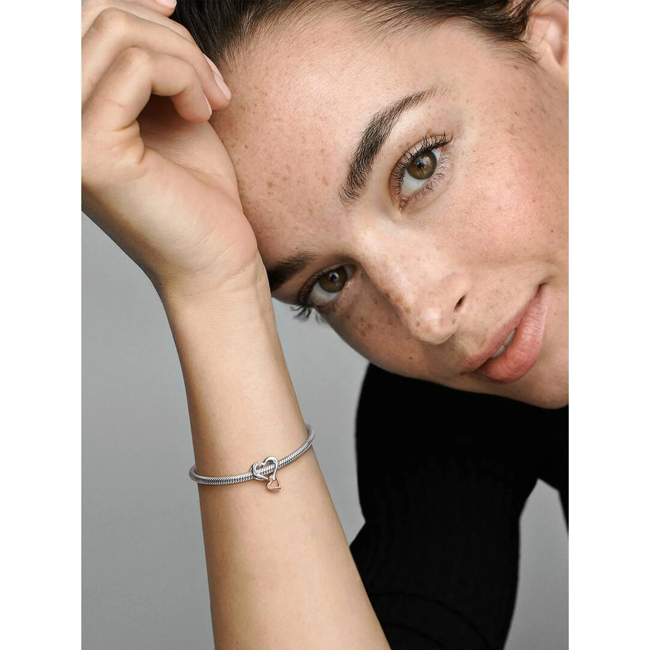 Pandora Ciondolo Moments a forma di cuore traforato in argento sterling e placcato in oro 14k - immagine 5