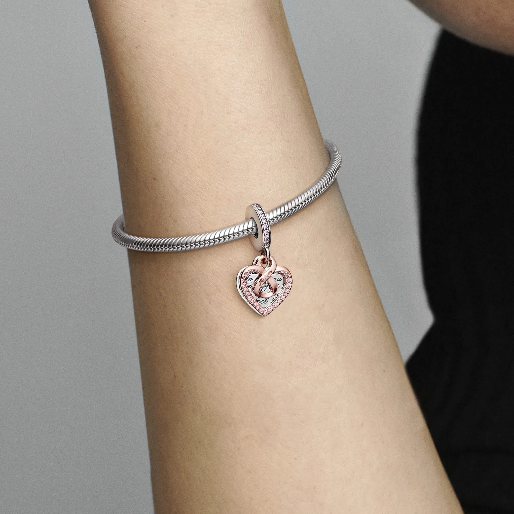 Pandora Moments Pendente Doppio Cuore in Argento Sterling e Oro Rosa 14k con Zirconi Rosa - immagine 5