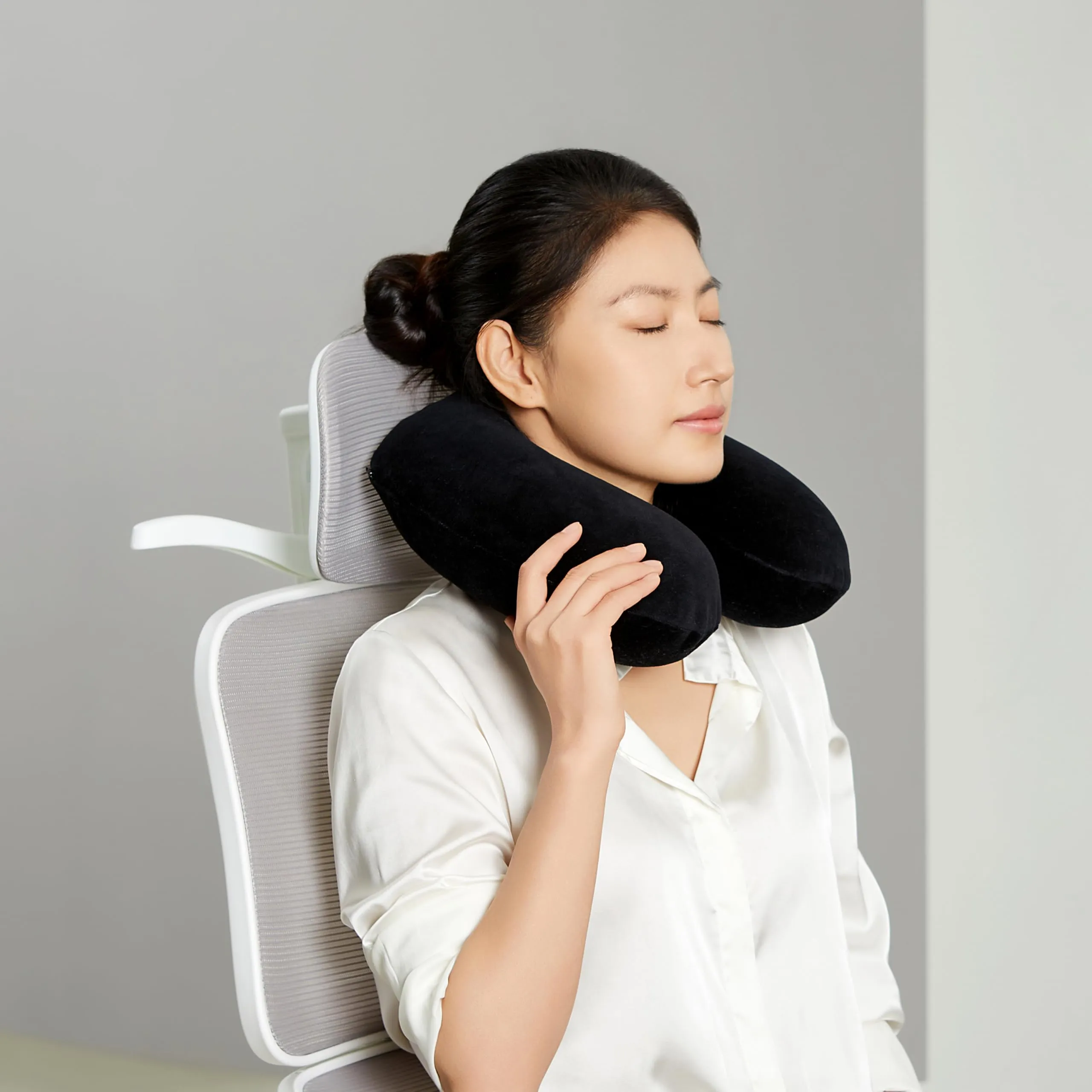 Amazon Basics Cuscino per il collo in memory foam, Nero - immagine 5