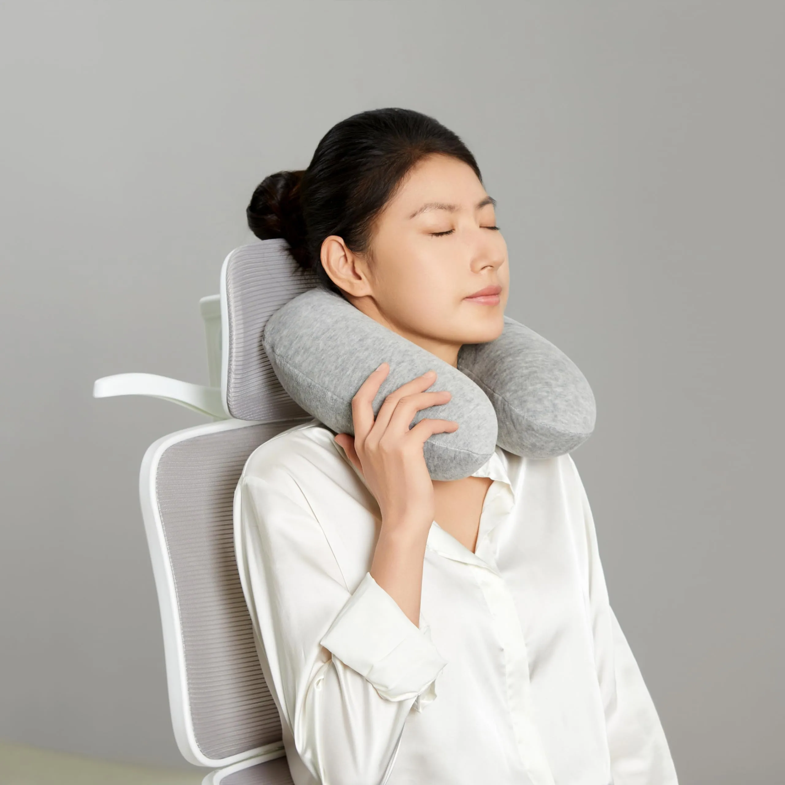 Amazon Basics Cuscino per il collo in memory foam, Semicircolare, Grigio - immagine 5