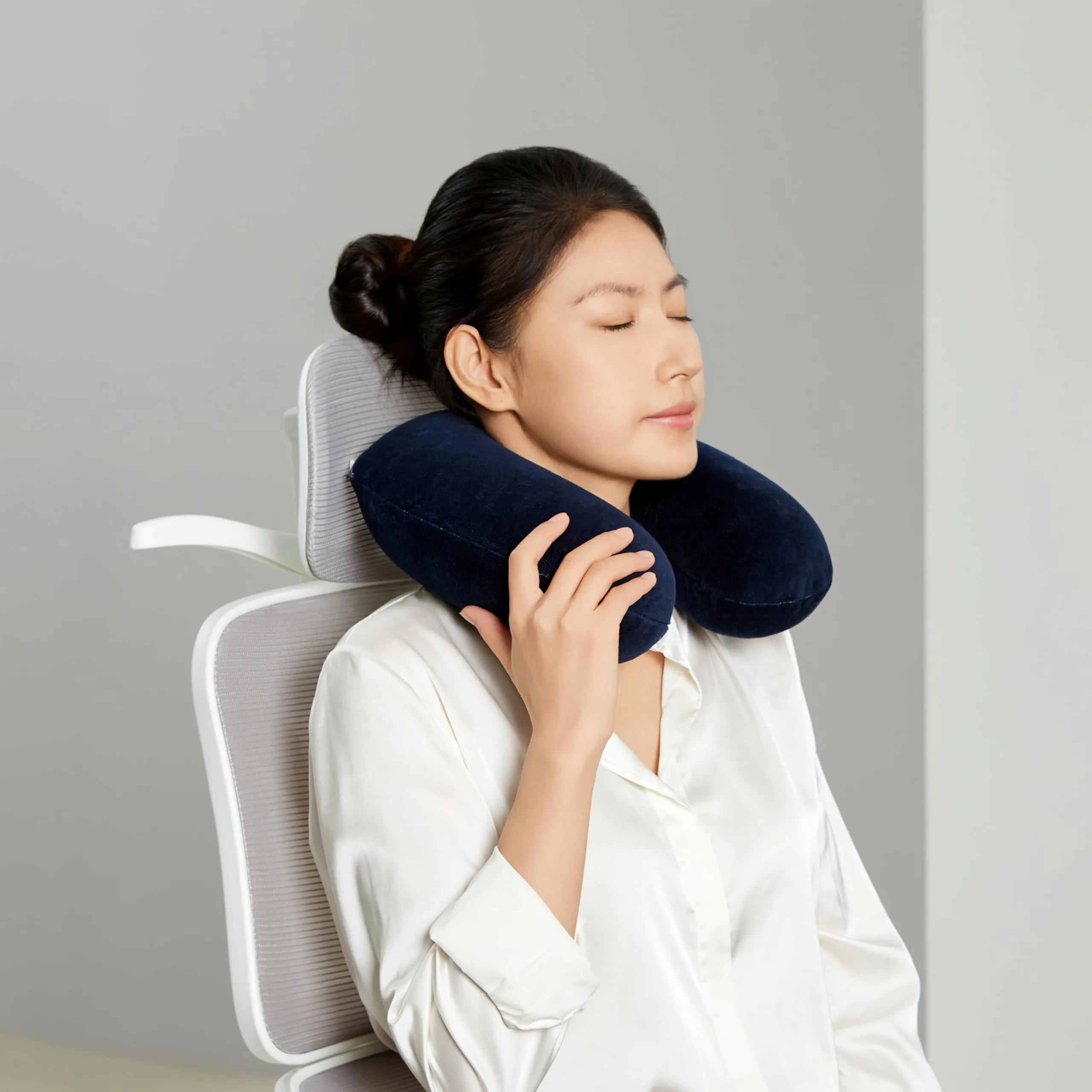 Amazon Basics Cuscino per il collo in memory foam, Blu navy - immagine 6