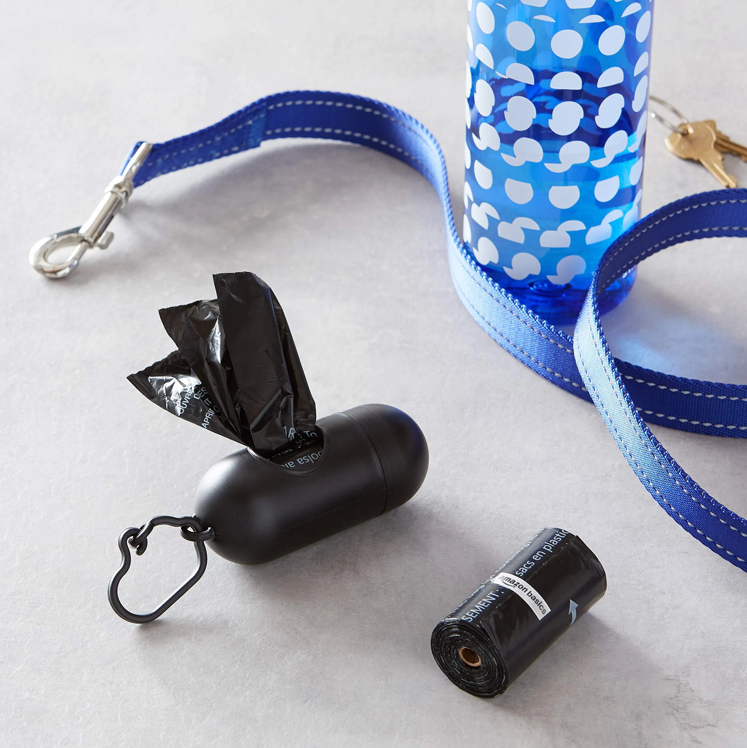 Amazon Basics Sacchetti igienici per cani con dispenser e clip per guinzaglio, inodori, 900 pezzi - immagine 5