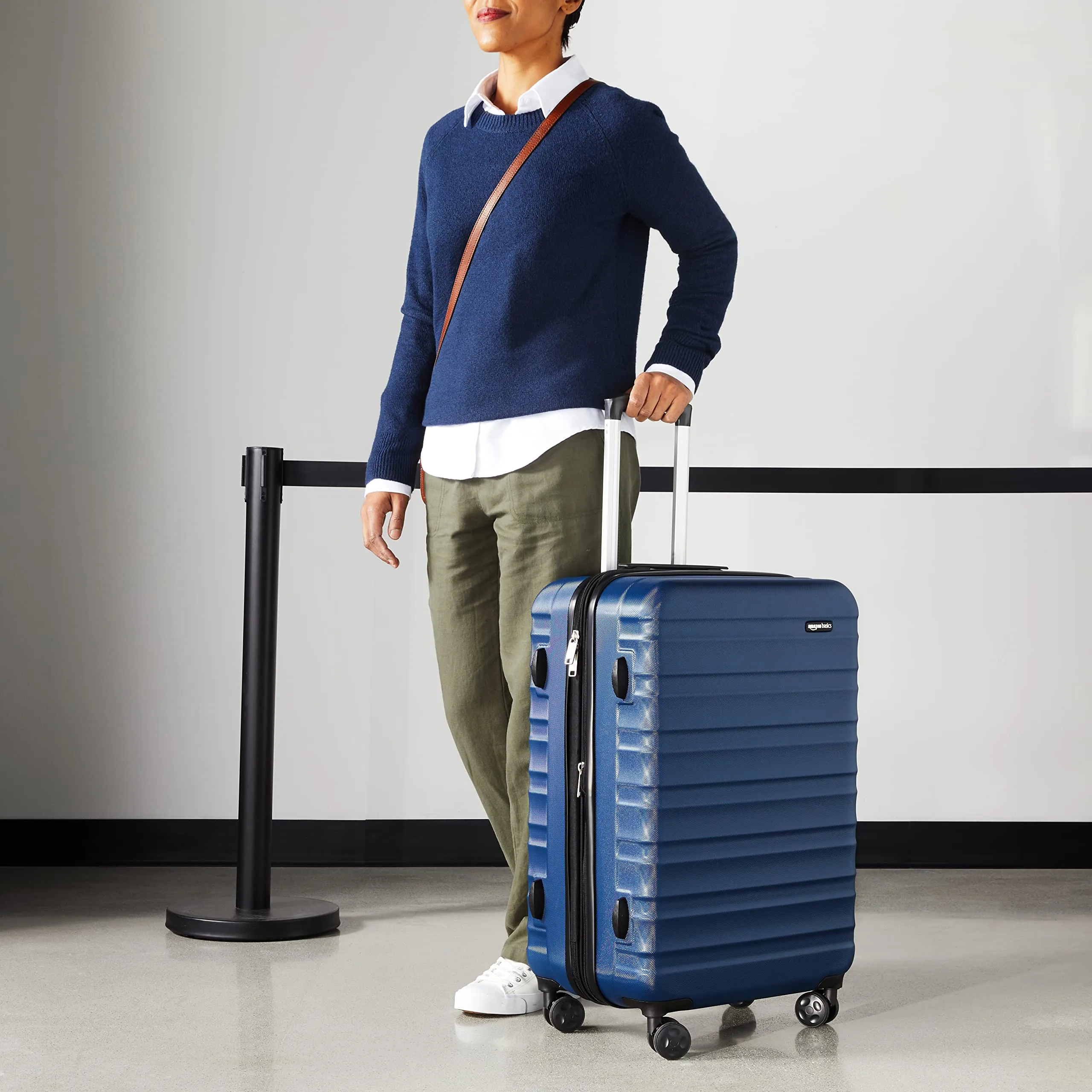Amazon Basics Valigia Rigida Media Espandibile in ABS, 68 x 45,1 x 28,6cm, Blu Navy - immagine 6