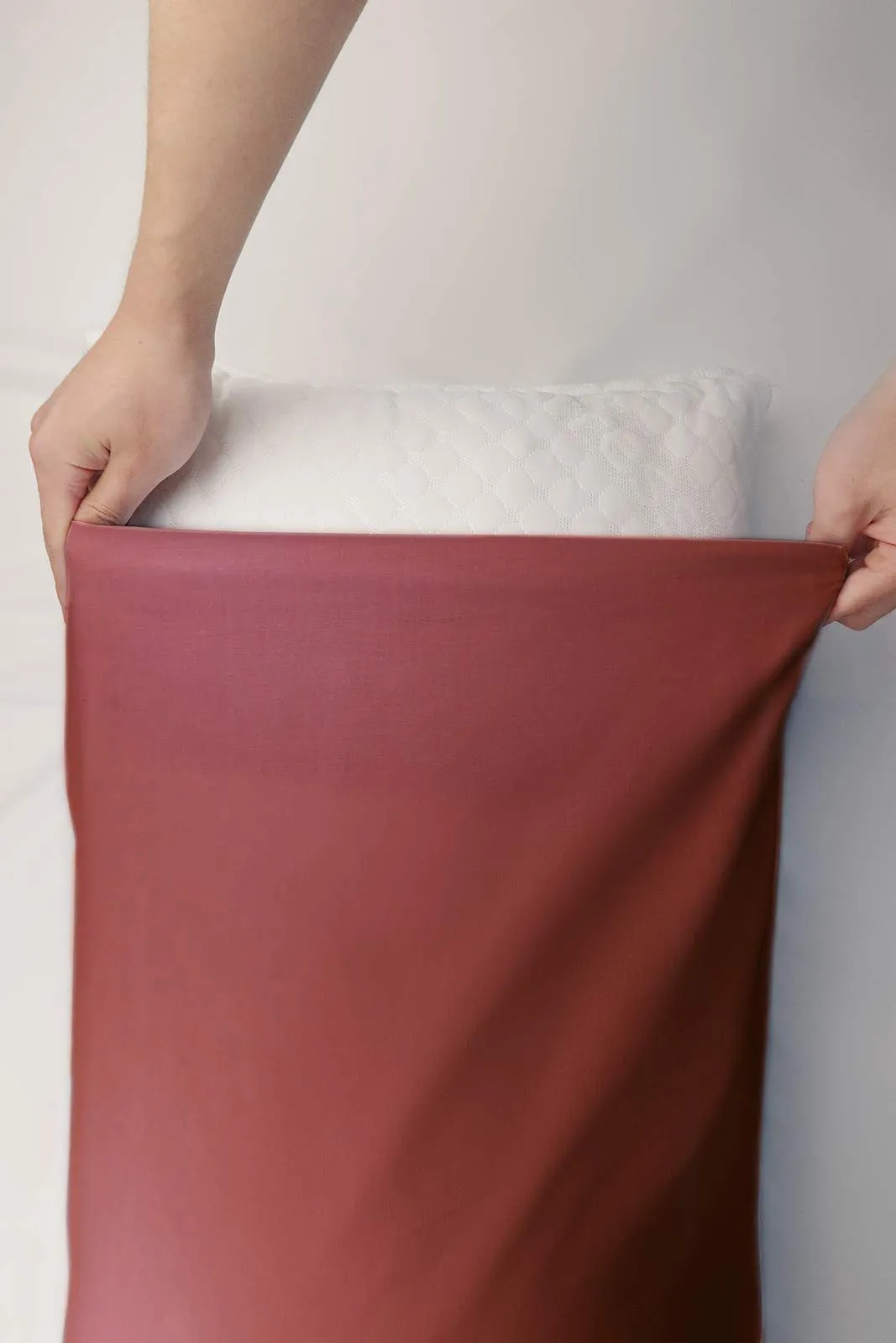 FARFALLAROSSA Coppia di Federe in 100% Puro Cotone, Chiusura a Busta, 50x80 cm, Bordeaux - immagine 5
