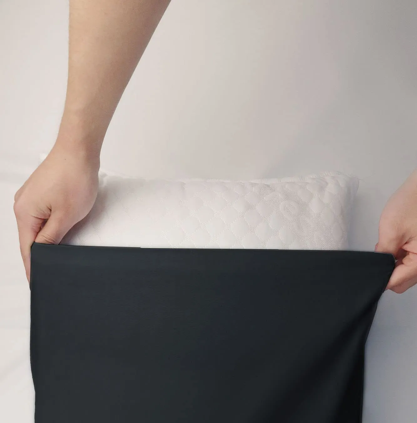 FARFALLAROSSA Coppia di Federe in Cotone 60x60 cm, Chiusura a Busta, Nero - immagine 5