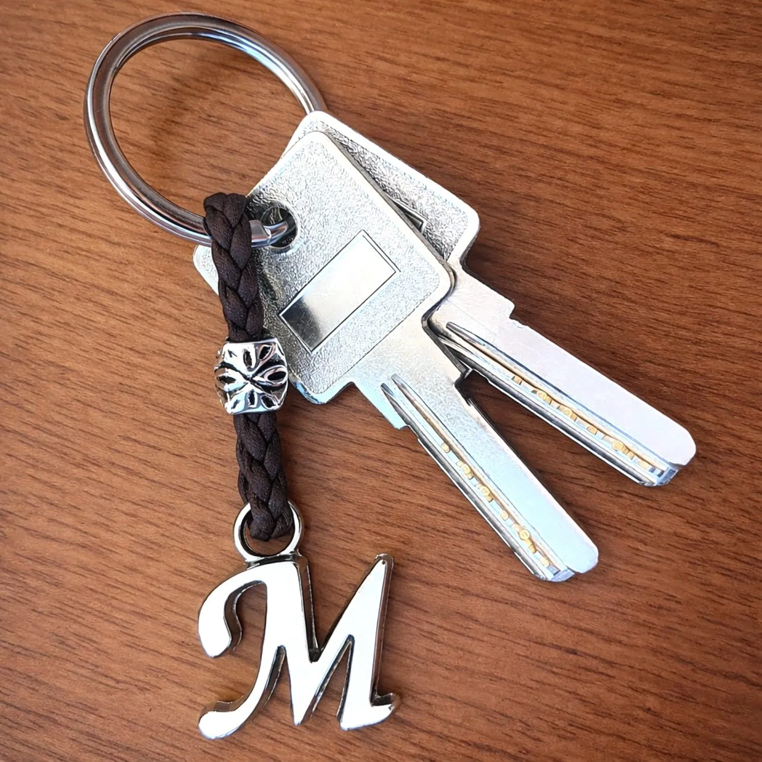 ASTER ALHELÍ Portachiavi con Iniziali Personalizzato in Cuoio e Perline in Zama Placcate in Argento (M) - immagine 2