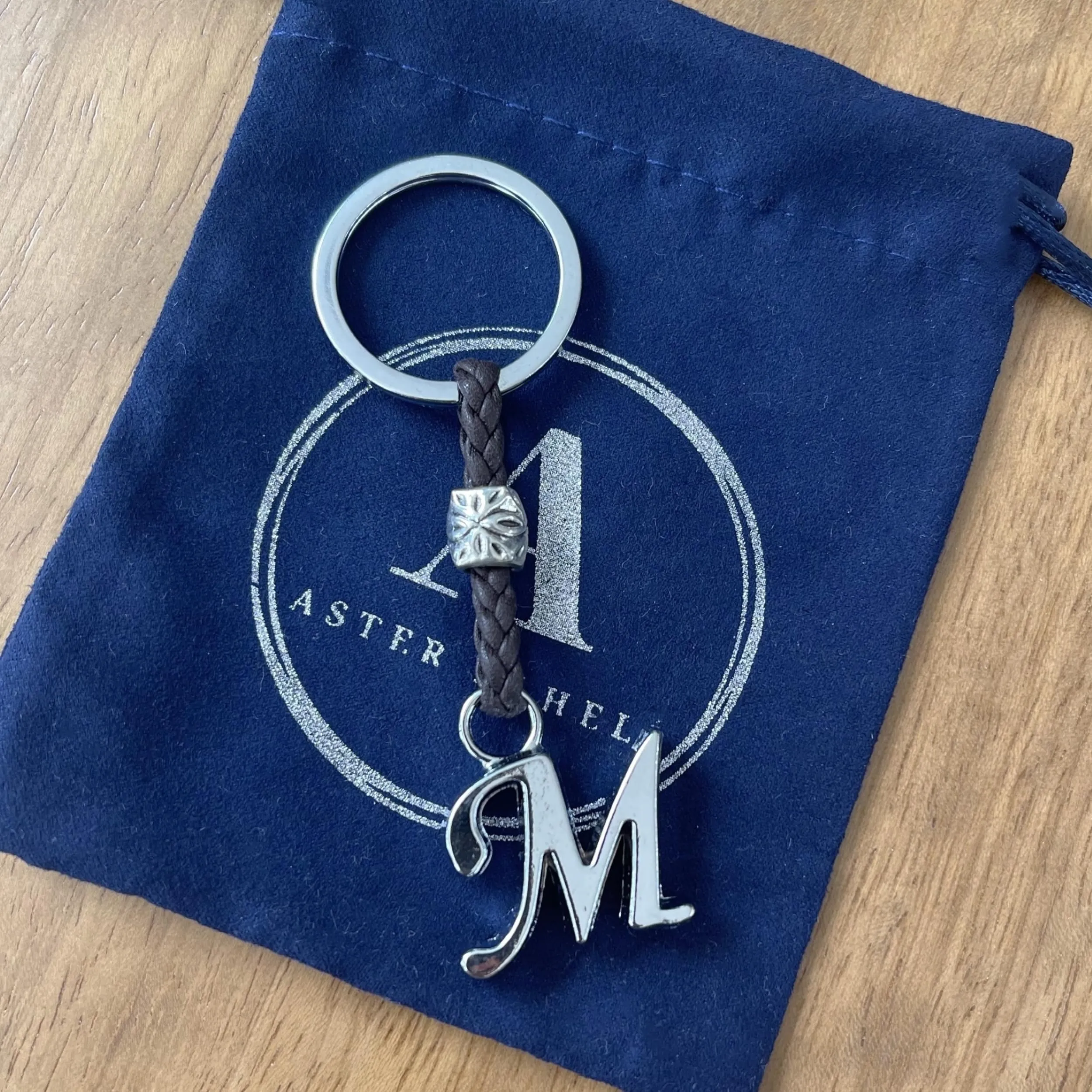 ASTER ALHELÍ Portachiavi con Iniziali Personalizzato in Cuoio e Perline in Zama Placcate in Argento (M) - immagine 4