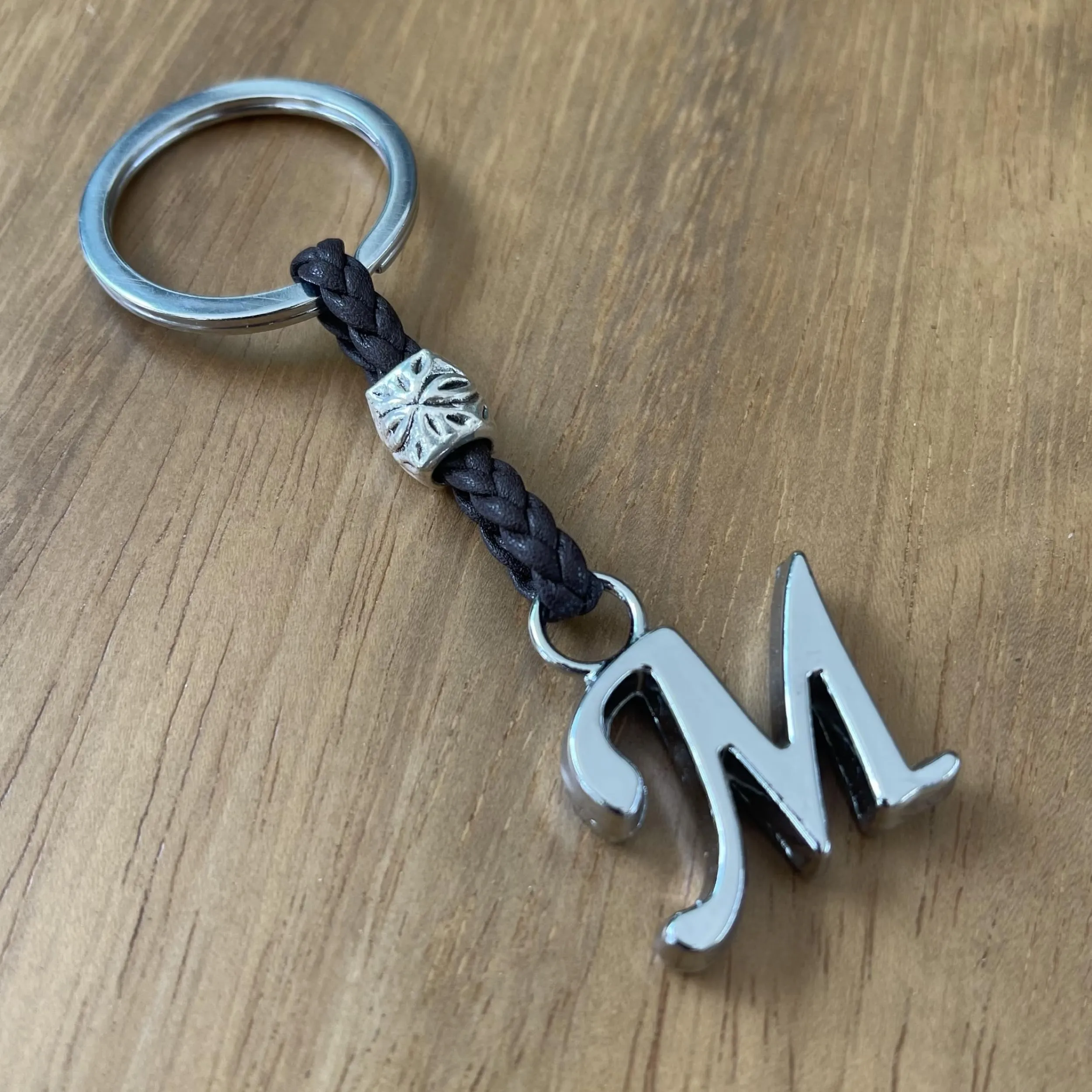 ASTER ALHELÍ Portachiavi con Iniziali Personalizzato in Cuoio e Perline in Zama Placcate in Argento (M) - immagine 6