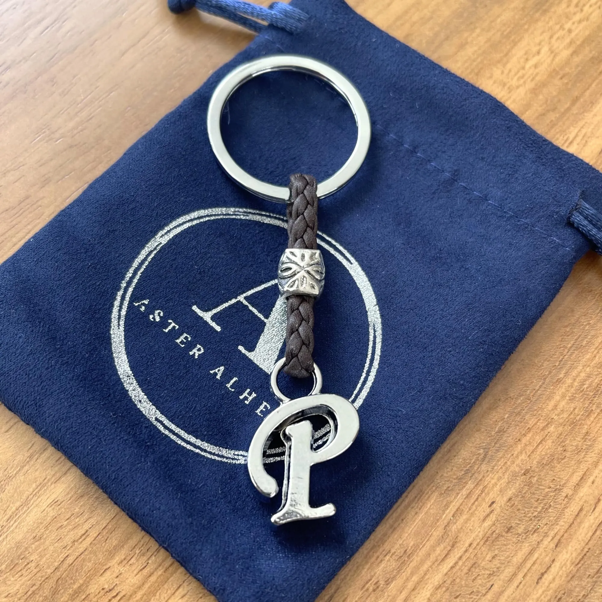 Aster Alhelí Portachiavi Personalizzato con Iniziale in Cuoio e Perline in Zama Placcate in Argento - immagine 3