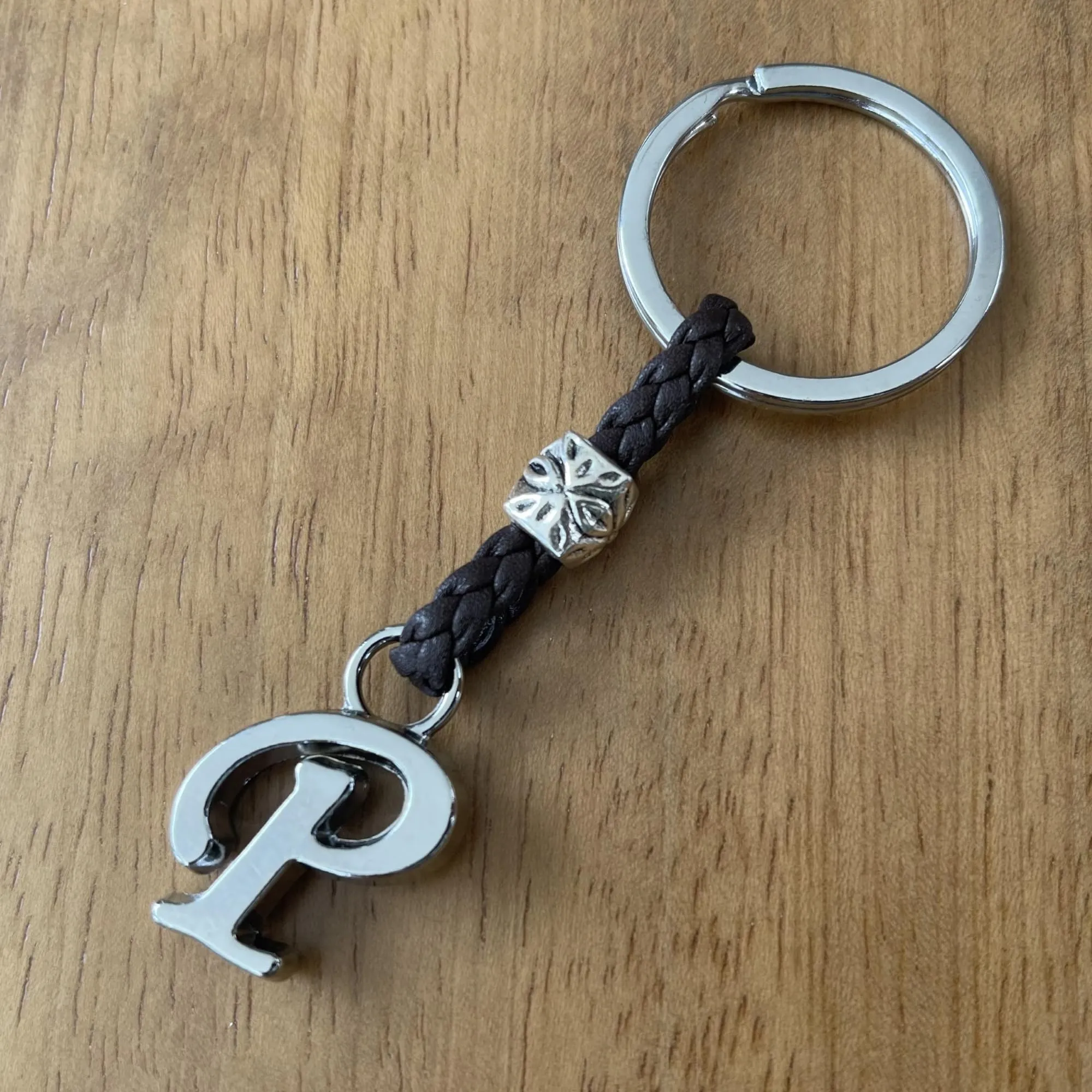 Aster Alhelí Portachiavi Personalizzato con Iniziale in Cuoio e Perline in Zama Placcate in Argento - immagine 5