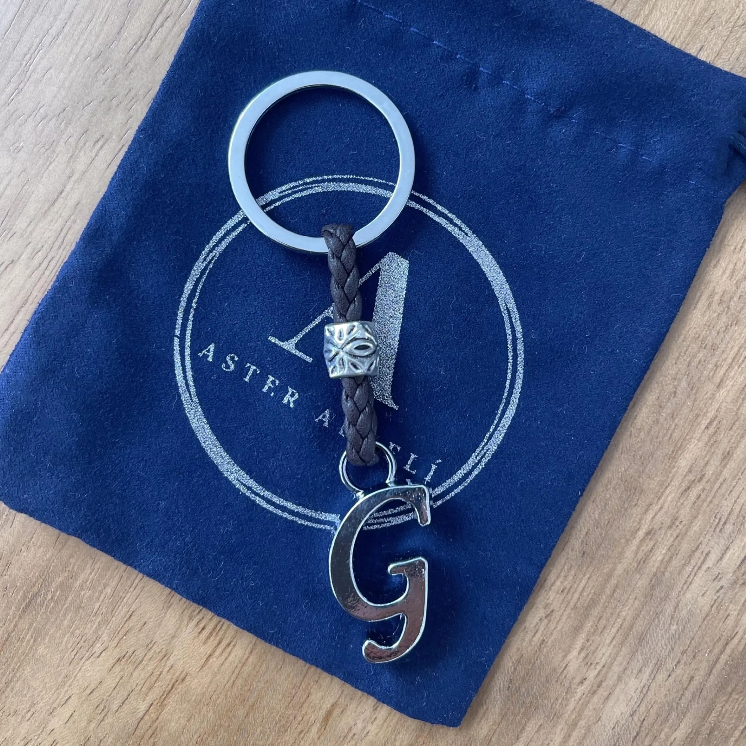 ASTER ALHELÍ Portachiavi Personalizzato con Iniziale in Cuoio e Perline in Zama Placcate in Argento, Marrone - immagine 4