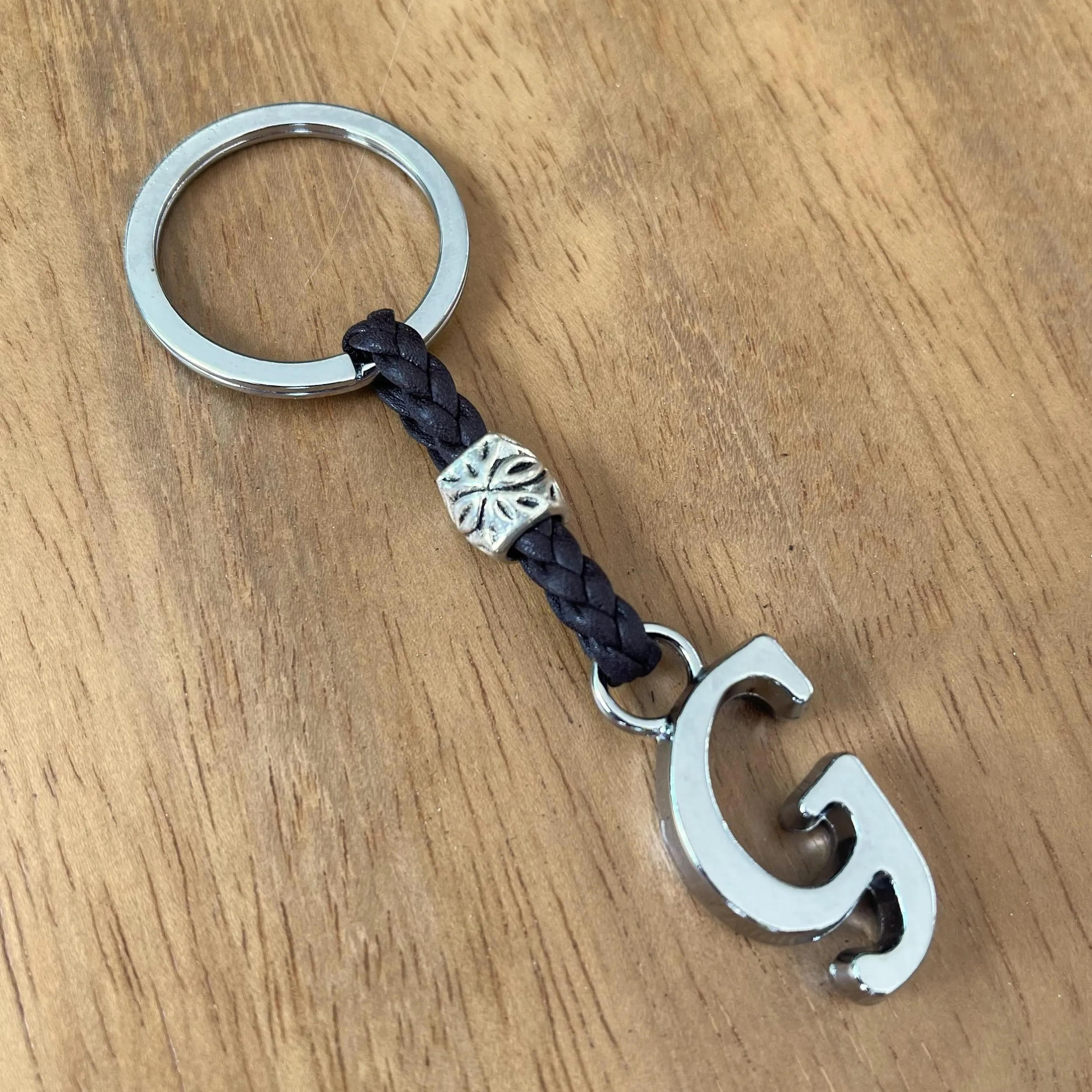 ASTER ALHELÍ Portachiavi Personalizzato con Iniziale in Cuoio e Perline in Zama Placcate in Argento, Marrone - immagine 6