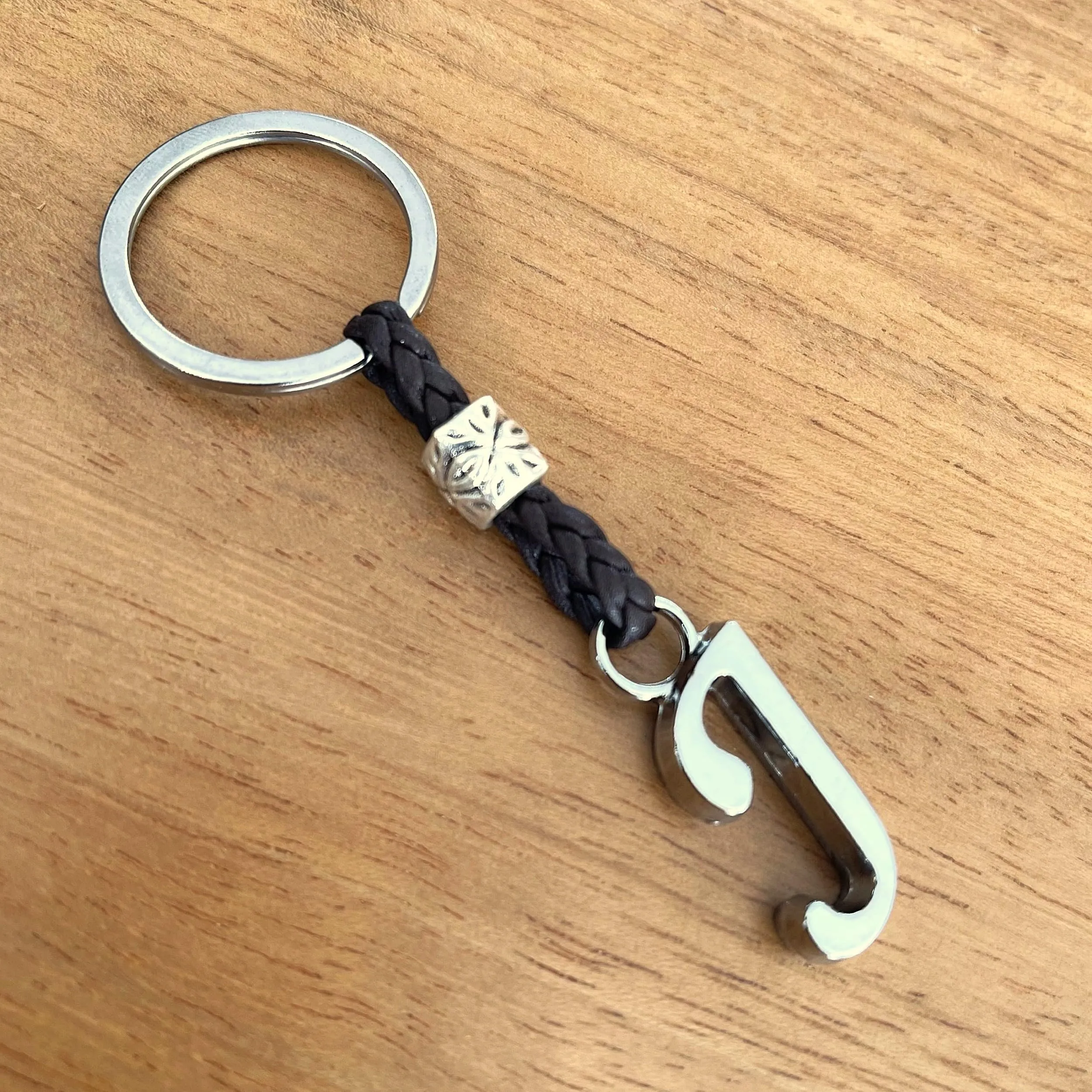 Aster Alhelí Portachiavi Personalizzato con Iniziale in Cuoio e Perline in Zama Placcate in Argento, Marrone - immagine 6