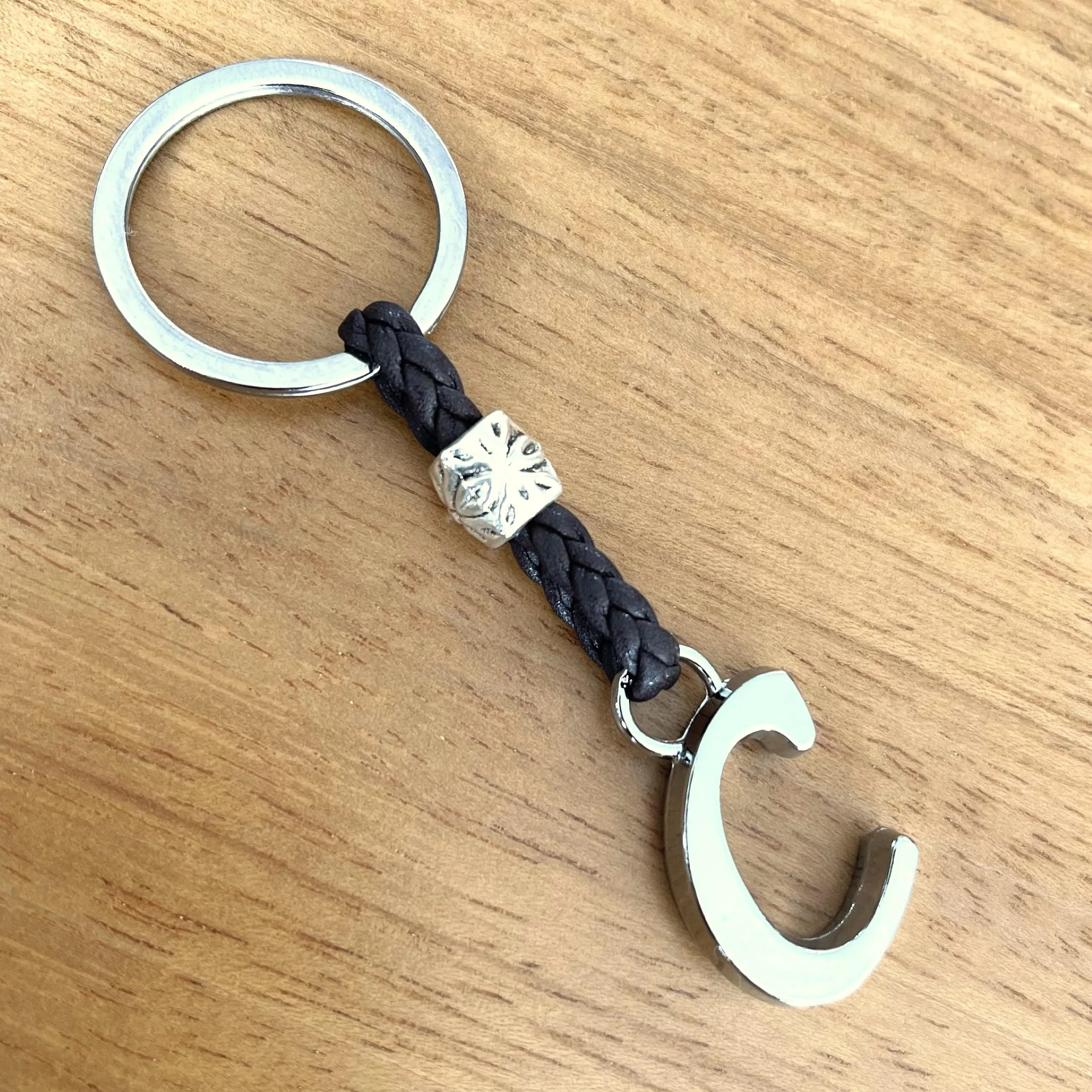 Aster Alhelí Portachiavi in Cuoio Personalizzato con Iniziali e Perline in Zama Placcate in Argento - immagine 6