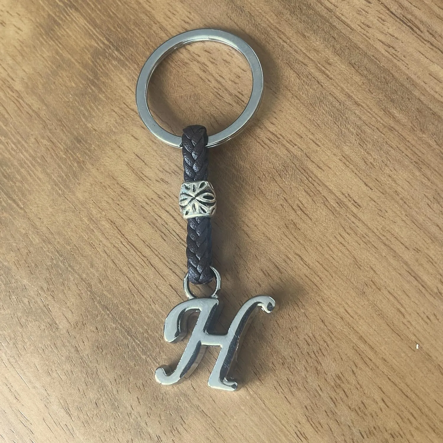 ASTER ALHELÍ Portachiavi in Cuoio Personalizzato con Iniziale, Lettere e Perline in Zama Placcate in Argento, Marrone - immagine 3