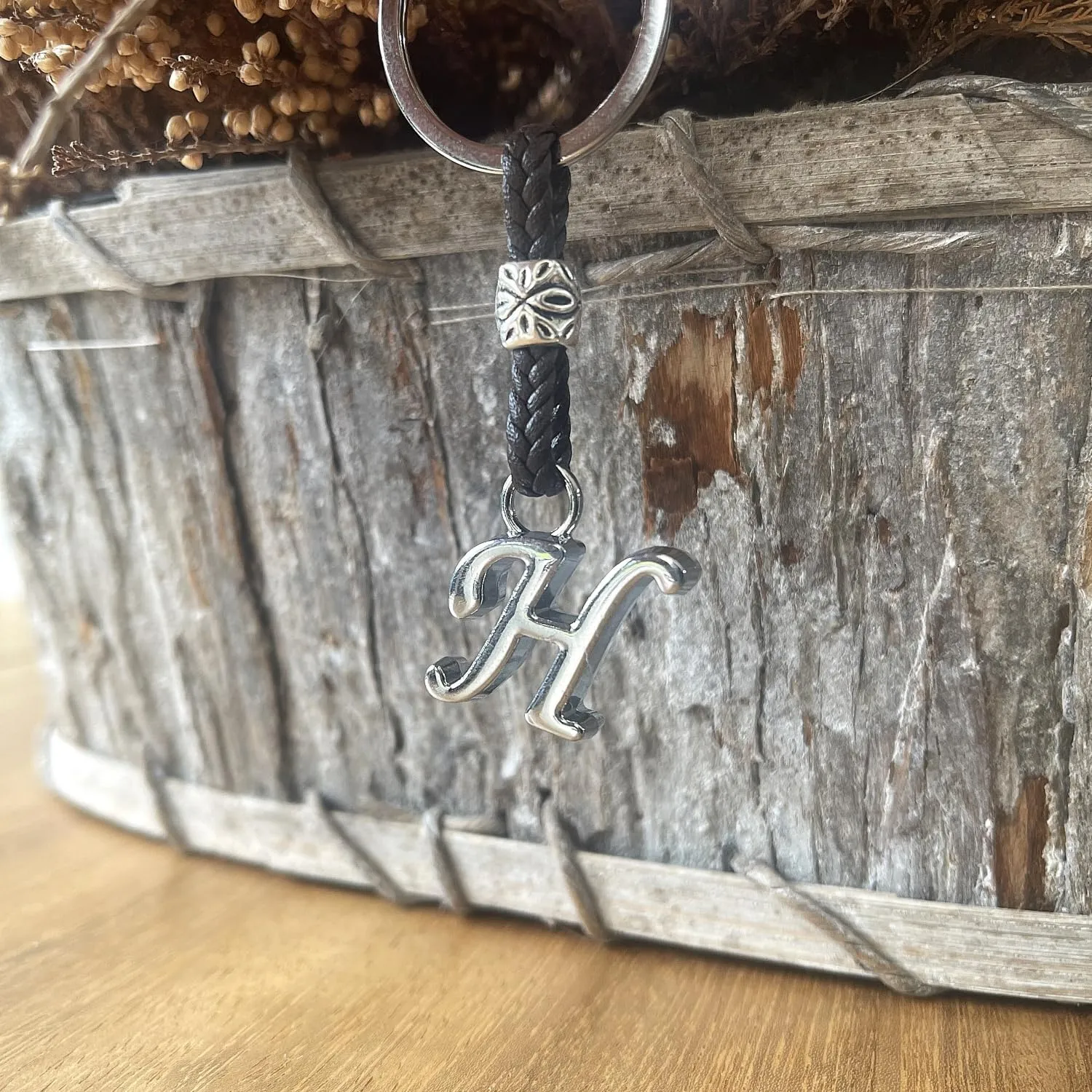 ASTER ALHELÍ Portachiavi in Cuoio Personalizzato con Iniziale, Lettere e Perline in Zama Placcate in Argento, Marrone - immagine 7