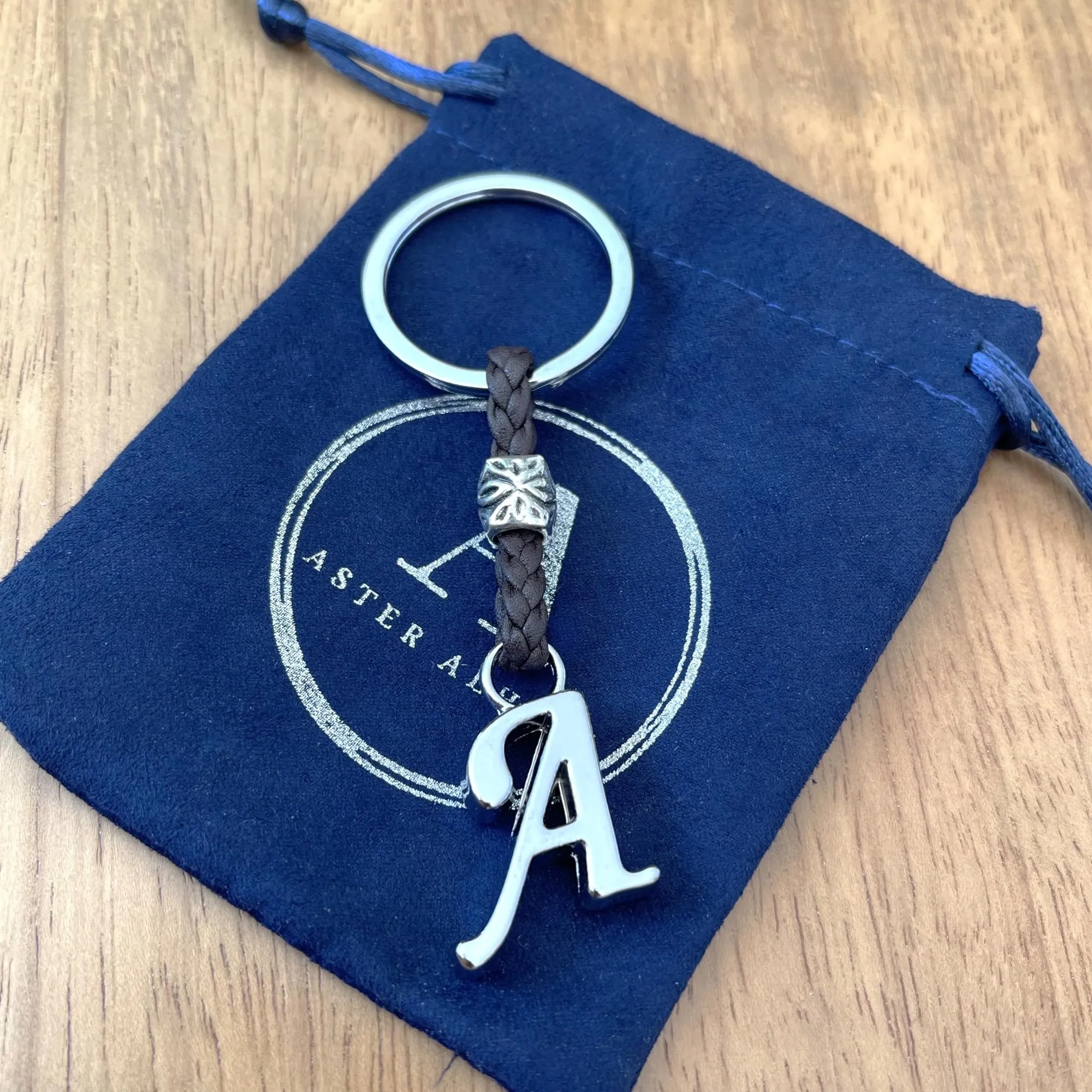 ASTER ALHELÍ Portachiavi in Pelle Personalizzato con Iniziali e Perline in Zama Placcate in Argento - immagine 4