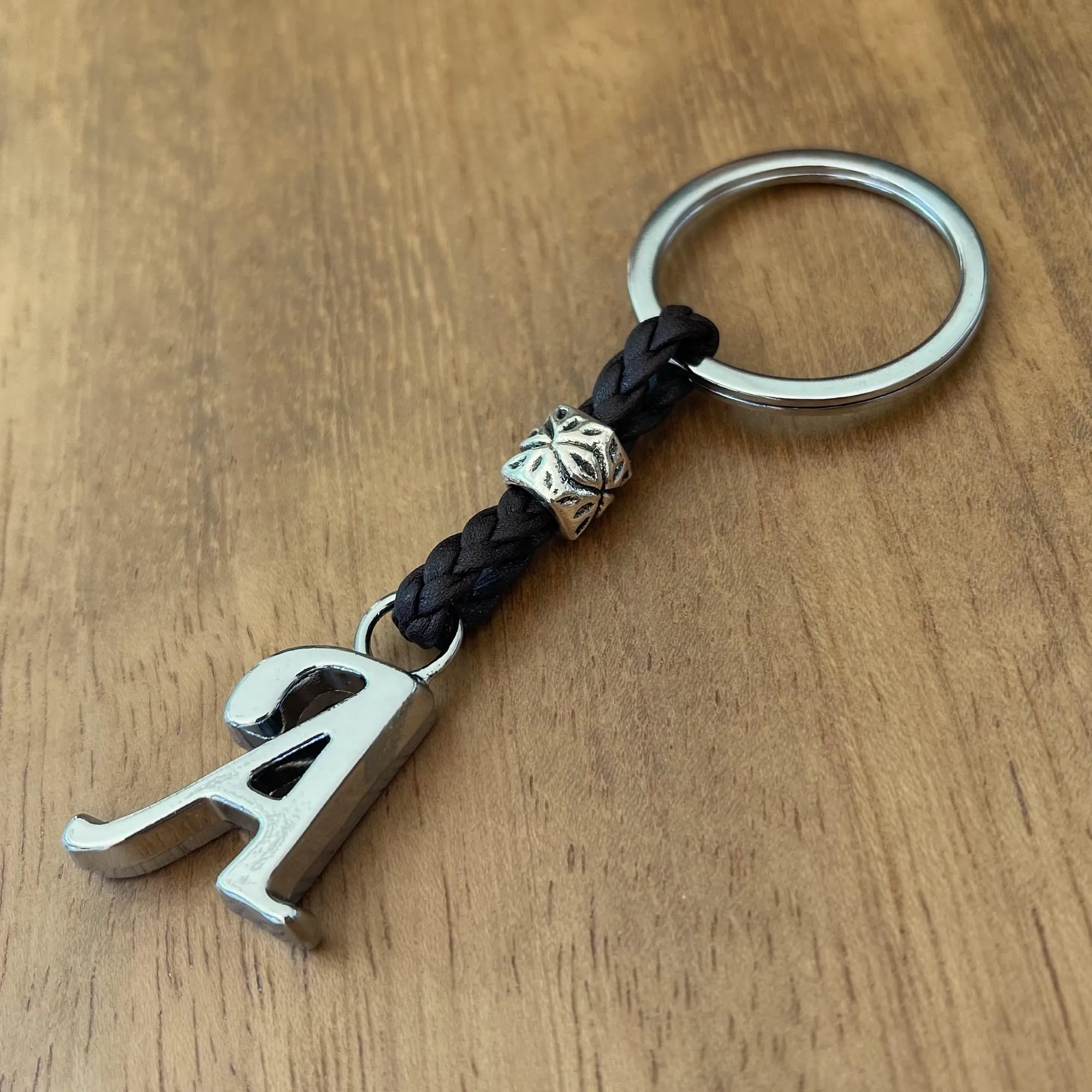 ASTER ALHELÍ Portachiavi in Pelle Personalizzato con Iniziali e Perline in Zama Placcate in Argento - immagine 6