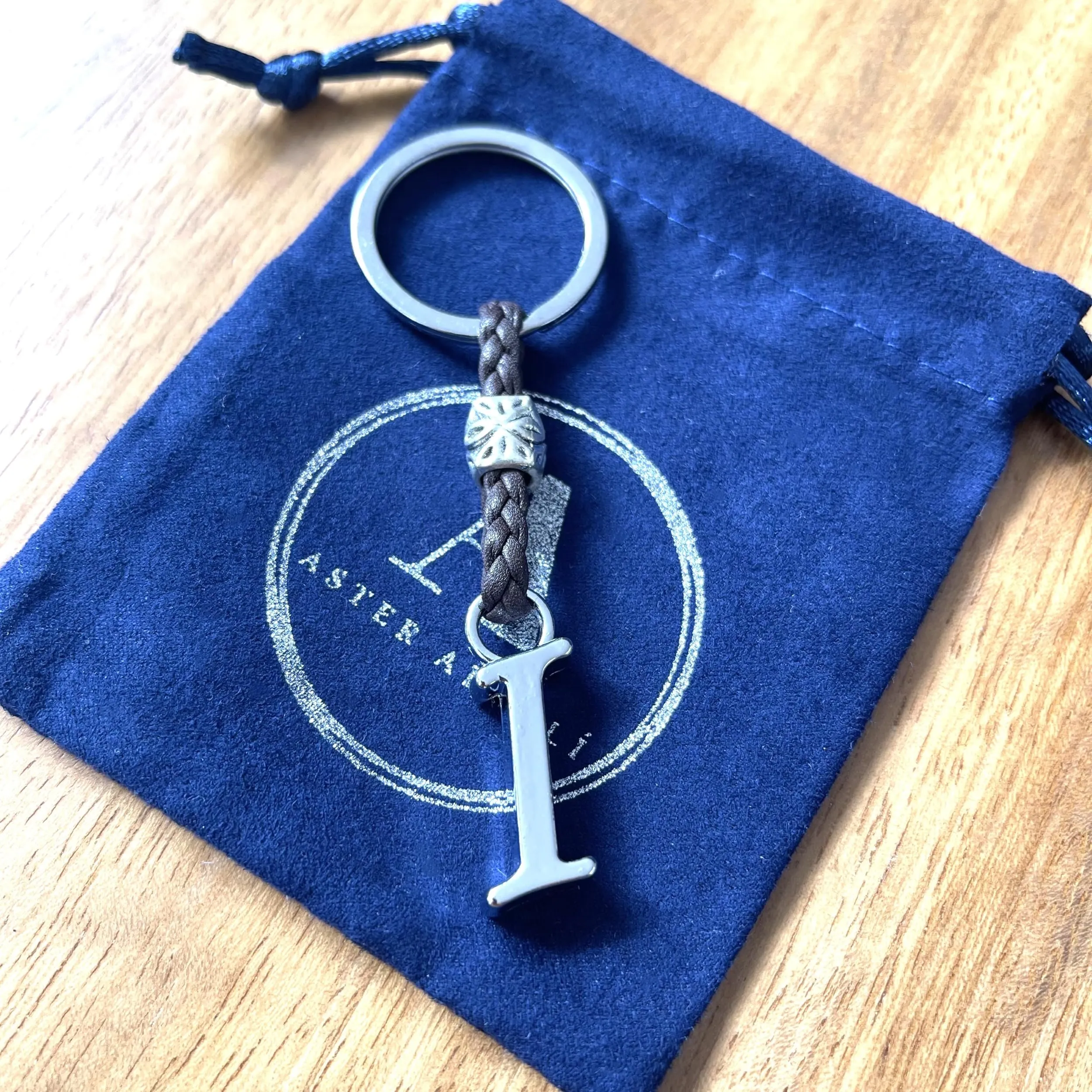 ASTER ALHELÍ Portachiavi in Cuoio Personalizzato con Iniziali e Perline in Zama Placcate in Argento, Marrone - immagine 3