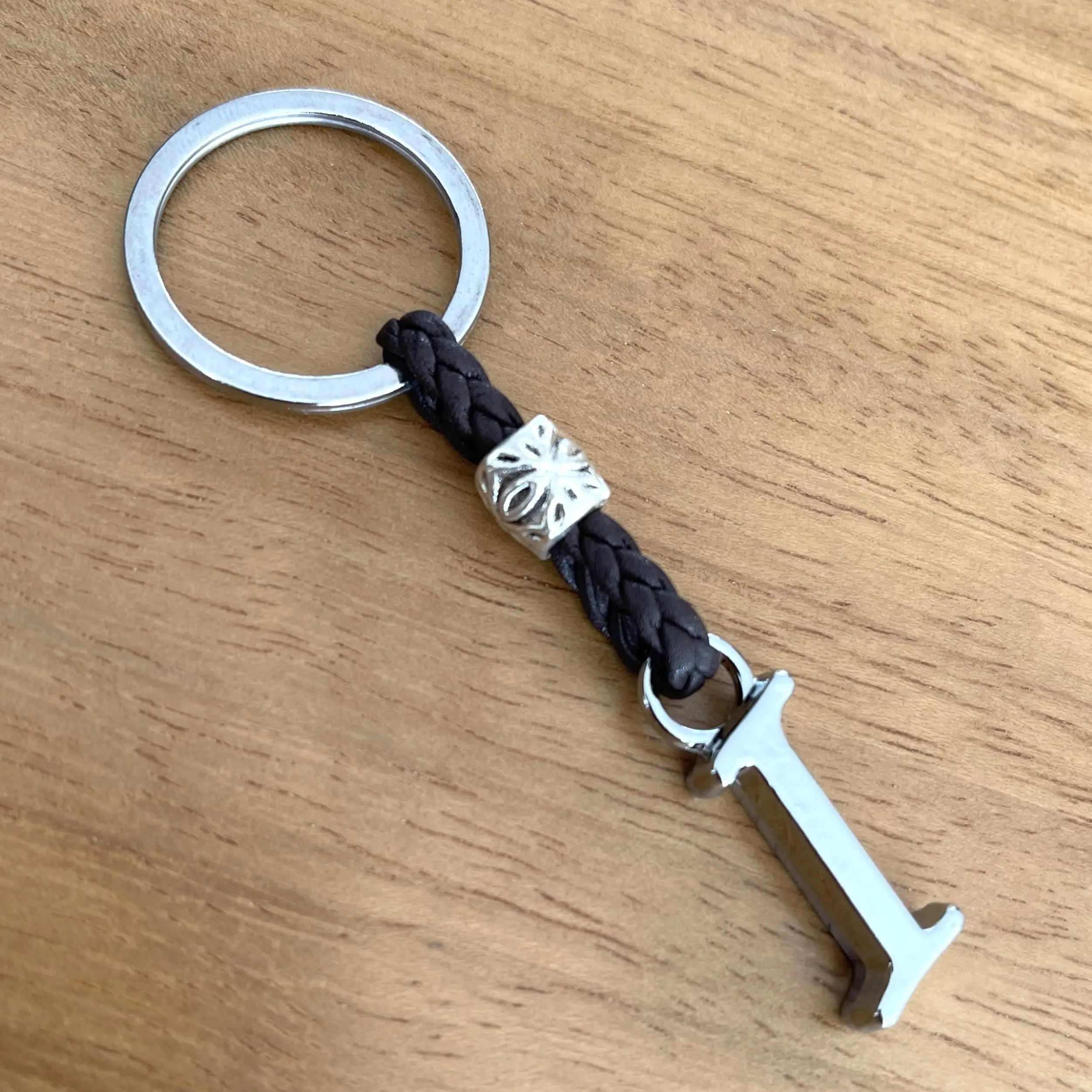 ASTER ALHELÍ Portachiavi in Cuoio Personalizzato con Iniziali e Perline in Zama Placcate in Argento, Marrone - immagine 5