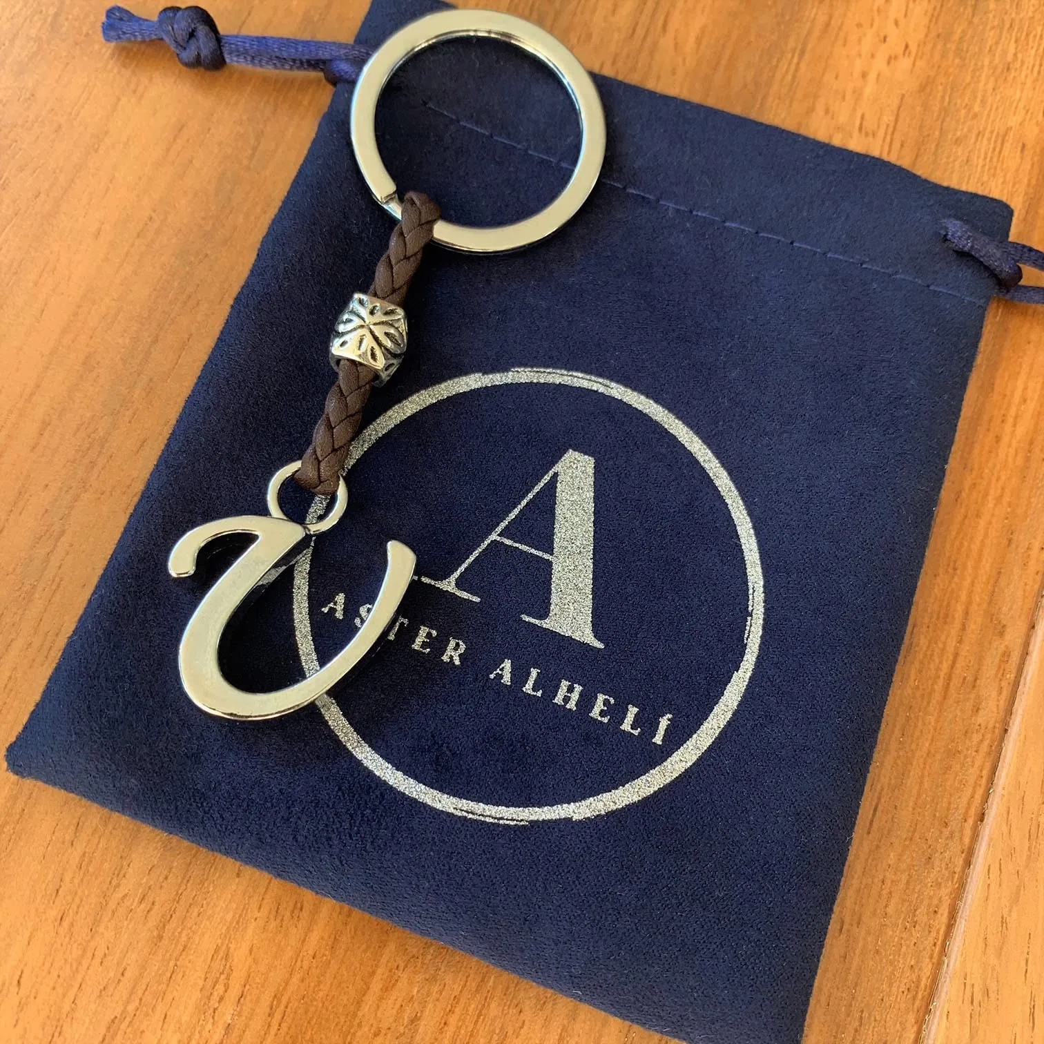 ASTER ALHELÍ Portachiavi Personalizzato in Cuoio con Iniziale e Perline in Zama Placcate in Argento - immagine 4