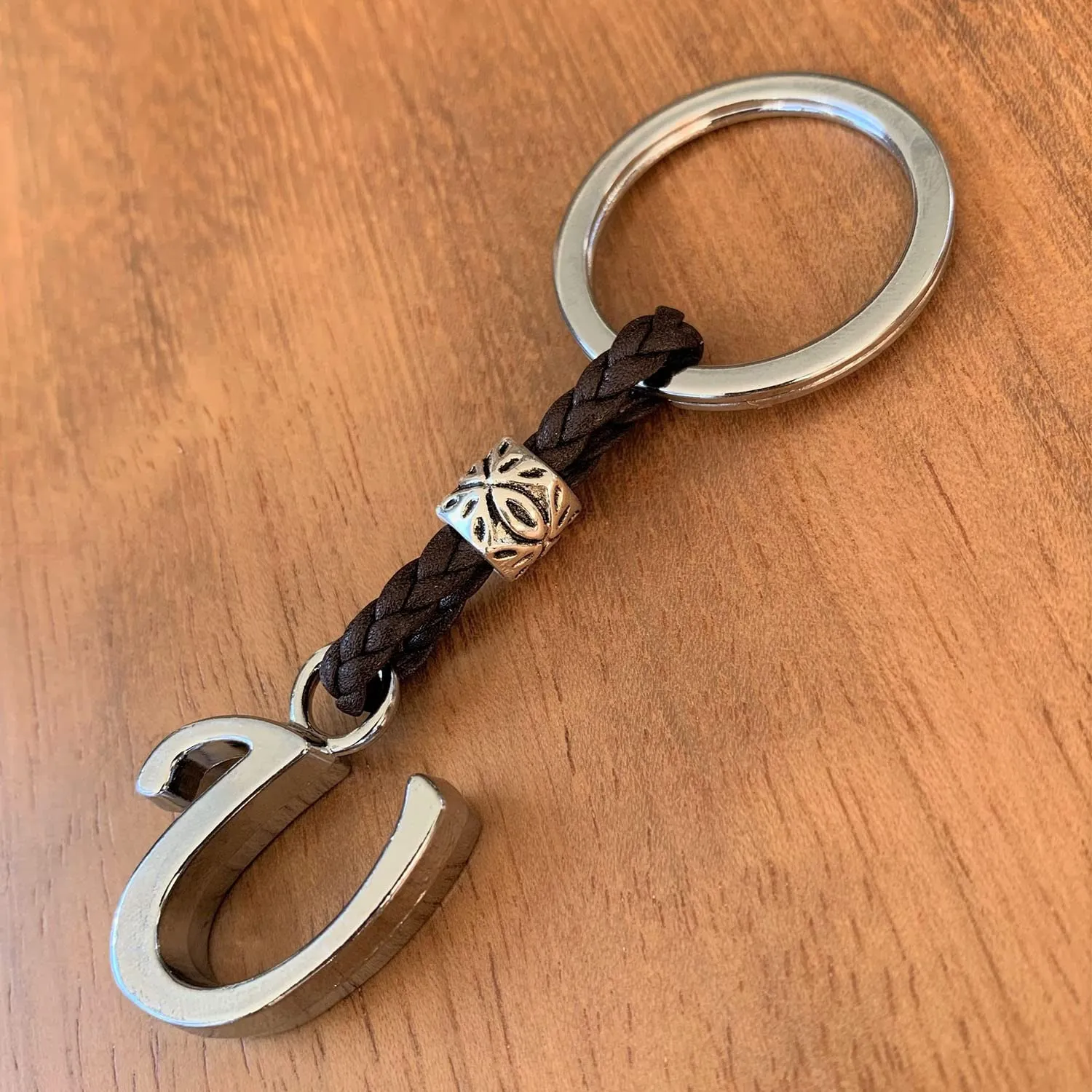 ASTER ALHELÍ Portachiavi Personalizzato in Cuoio con Iniziale e Perline in Zama Placcate in Argento - immagine 6