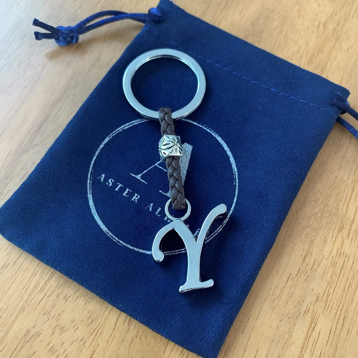 ASTER ALHELÍ Portachiavi Personalizzato in Cuoio con Iniziali e Perline in Zama Placcate in Argento - immagine 4