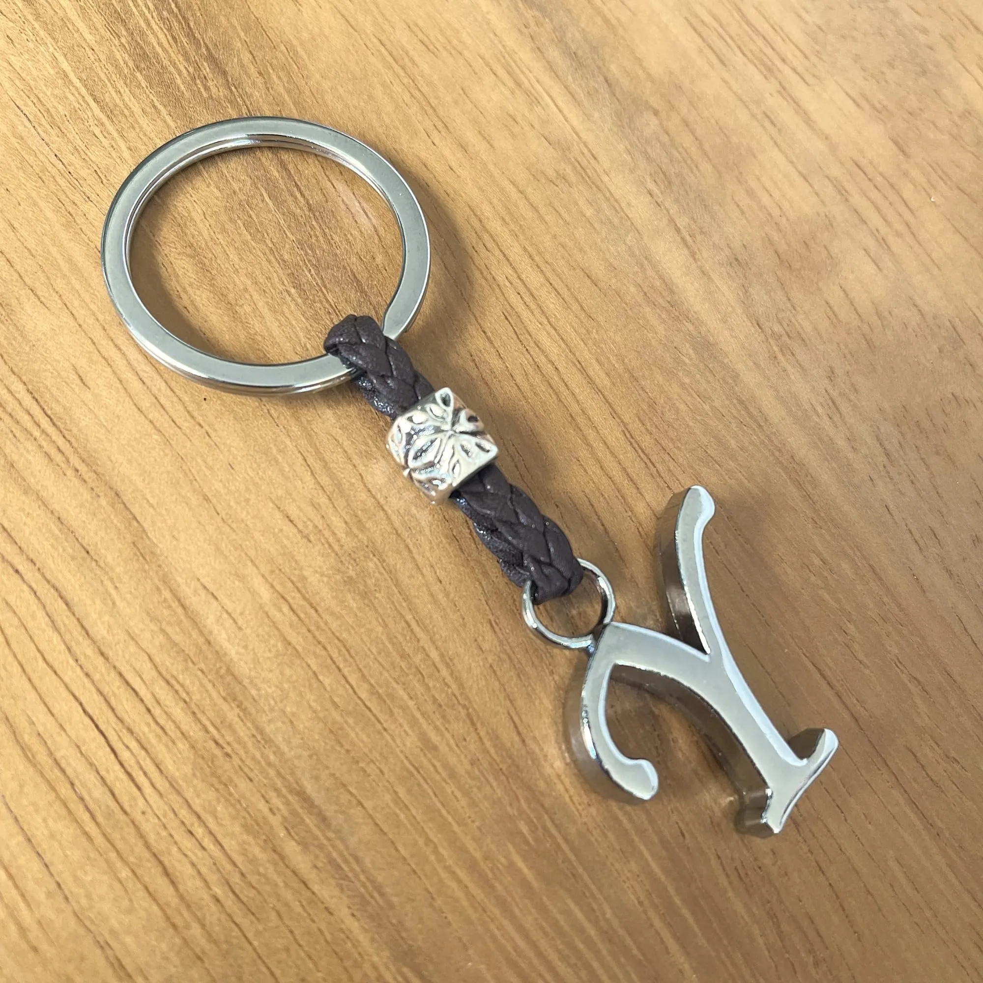 ASTER ALHELÍ Portachiavi Personalizzato in Cuoio con Iniziali e Perline in Zama Placcate in Argento - immagine 6