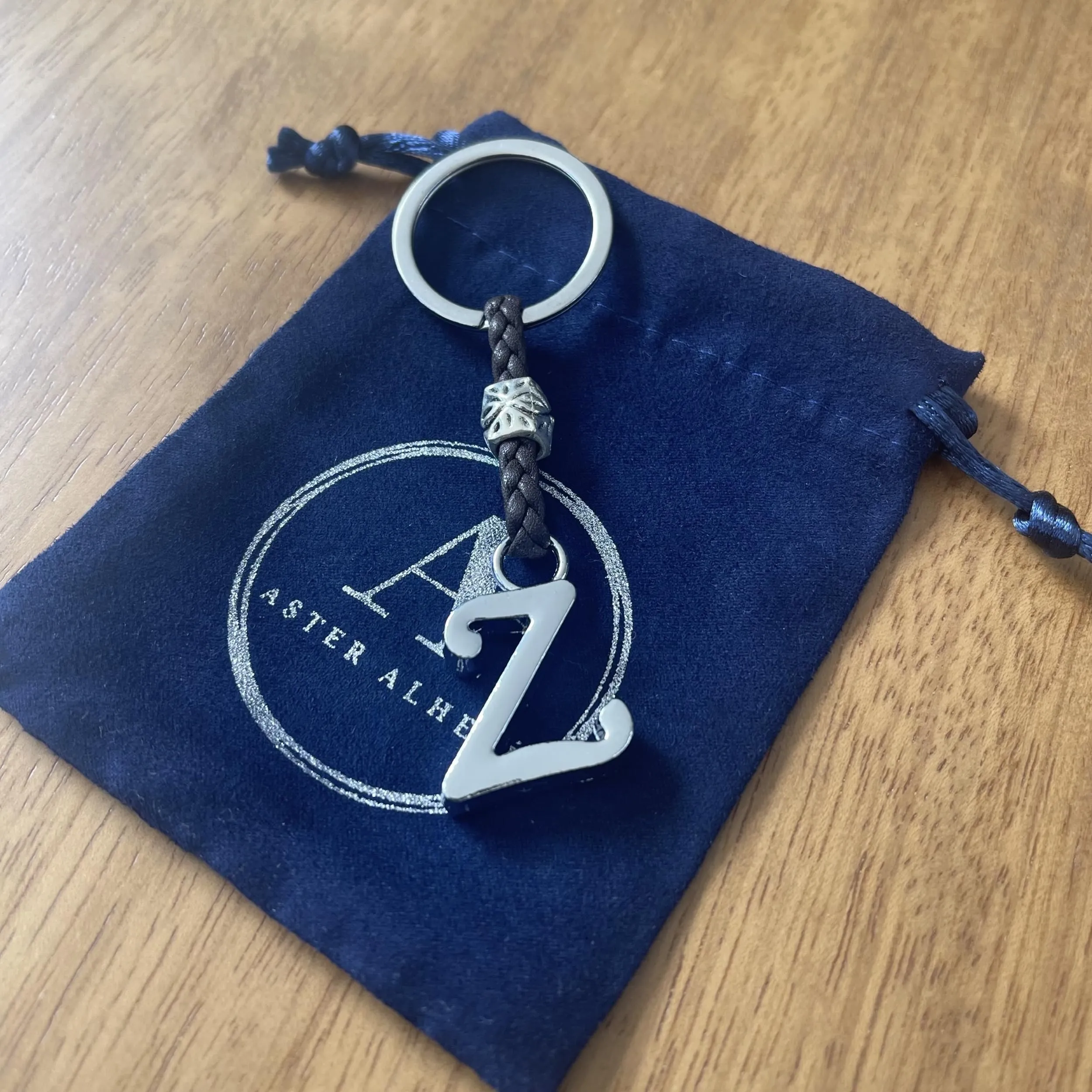 ASTER ALHELÍ Portachiavi Personalizzato con Iniziale in Cuoio e Perline in Zama Placcate in Argento - immagine 4