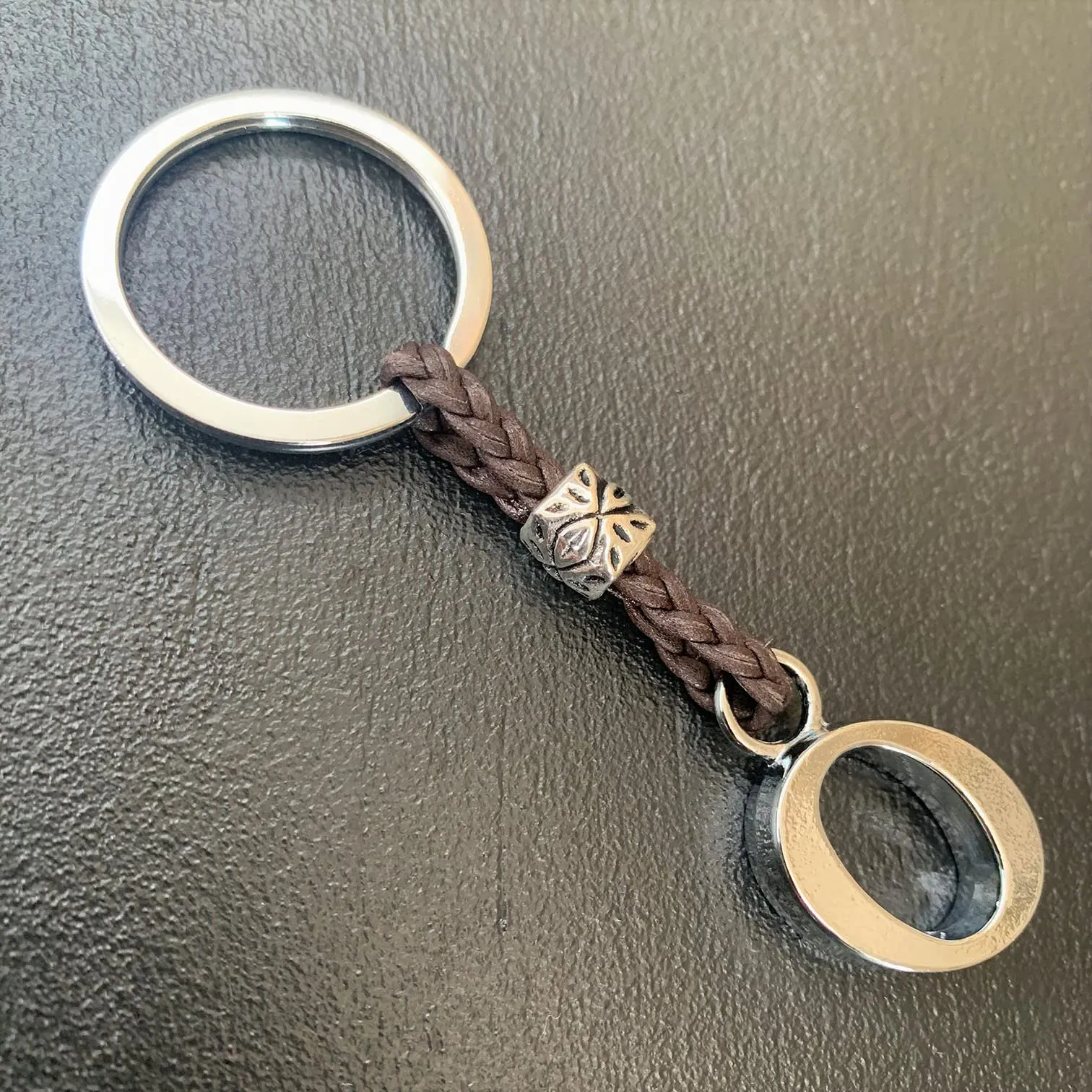 ASTER ALHELÍ Portachiavi in Pelle Personalizzato con Iniziali, Lettere e Perline in Zama Placcate in Argento - immagine 3