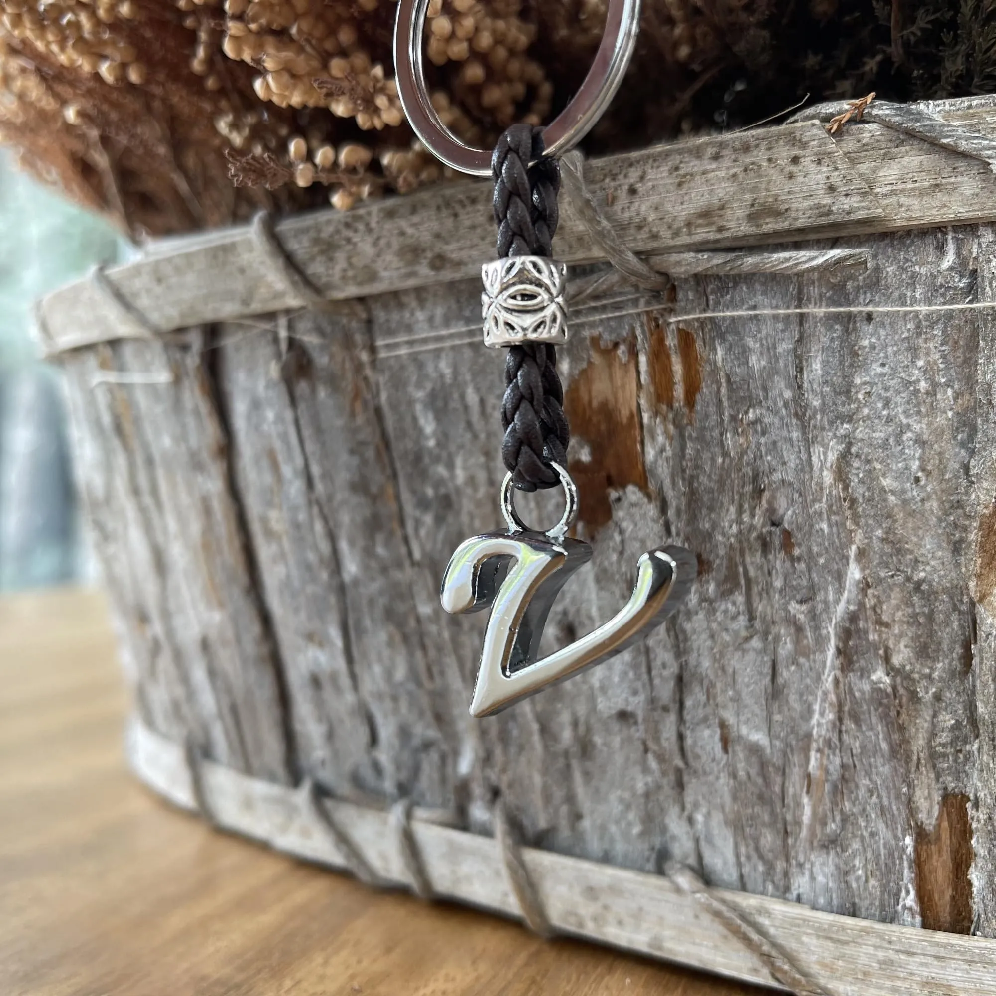 Aster Alhelí Portachiavi Personalizzato in Cuoio con Iniziale e Perline in Zama Placcate in Argento - immagine 2