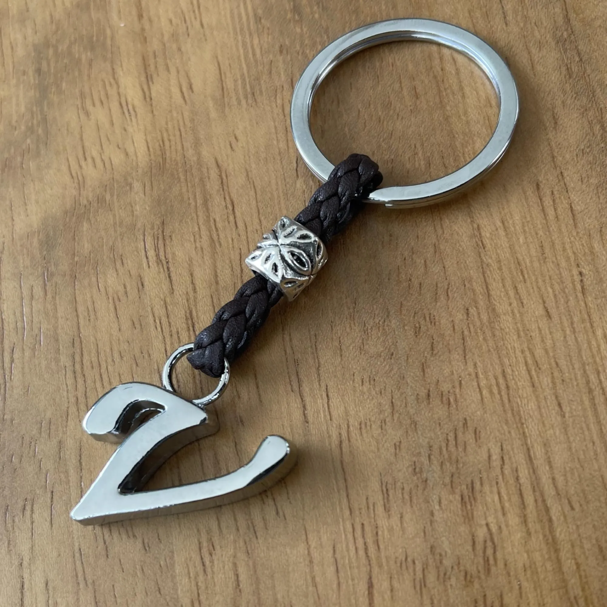Aster Alhelí Portachiavi Personalizzato in Cuoio con Iniziale e Perline in Zama Placcate in Argento - immagine 4