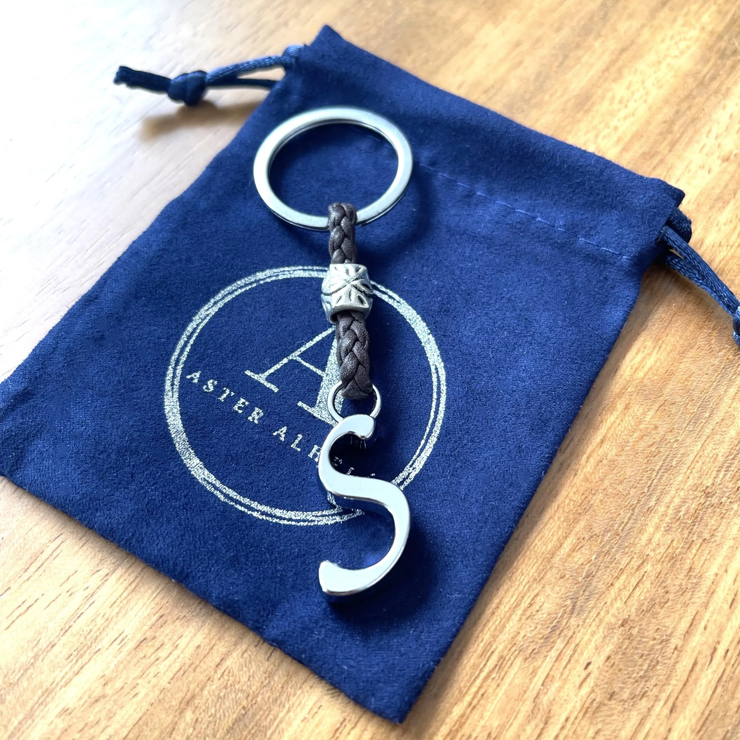 ASTER ALHELÍ Portachiavi Personalizzato con Iniziale in Cuoio e Perline in Zama Placcate in Argento - Marrone (S) - immagine 3