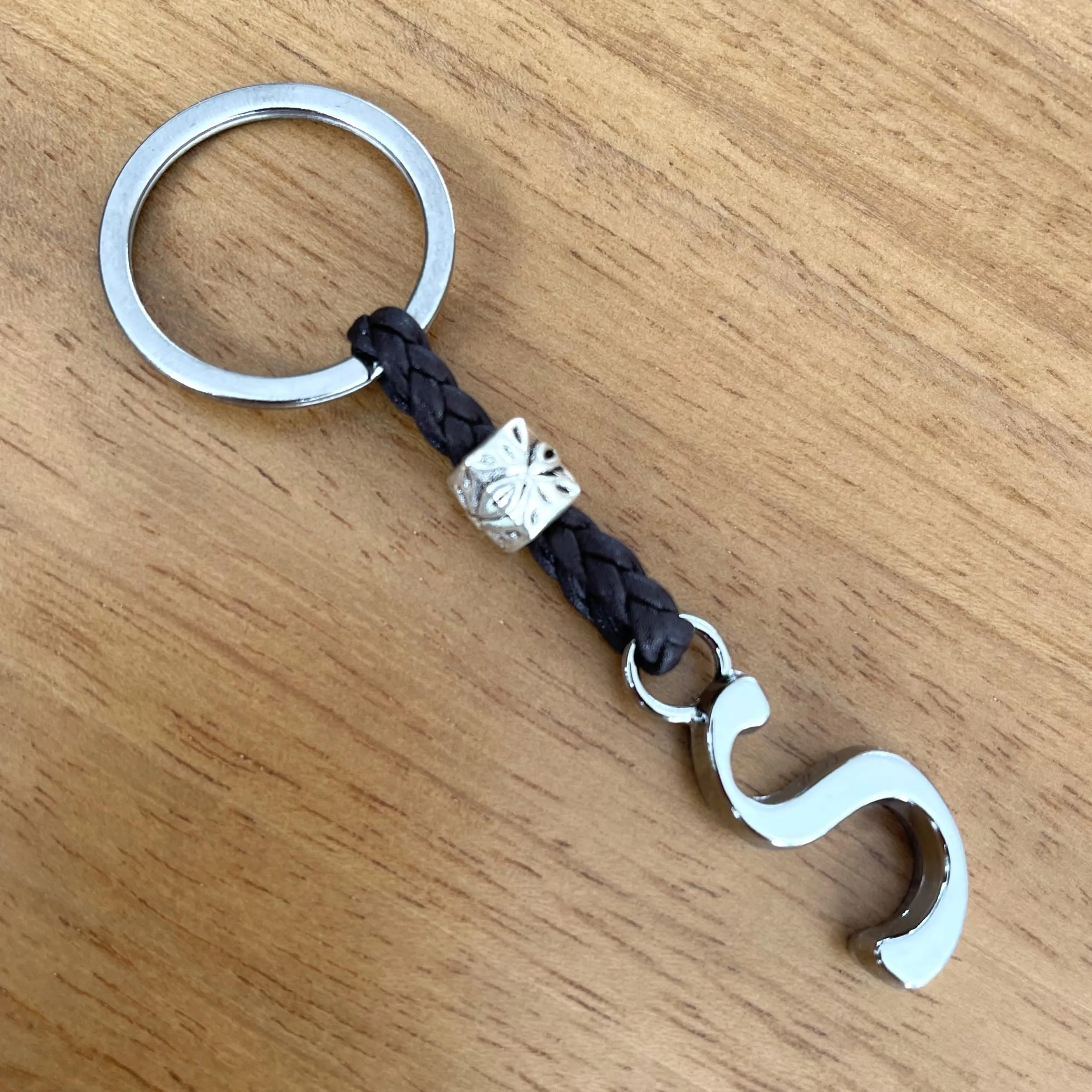 ASTER ALHELÍ Portachiavi Personalizzato con Iniziale in Cuoio e Perline in Zama Placcate in Argento - Marrone (S) - immagine 5