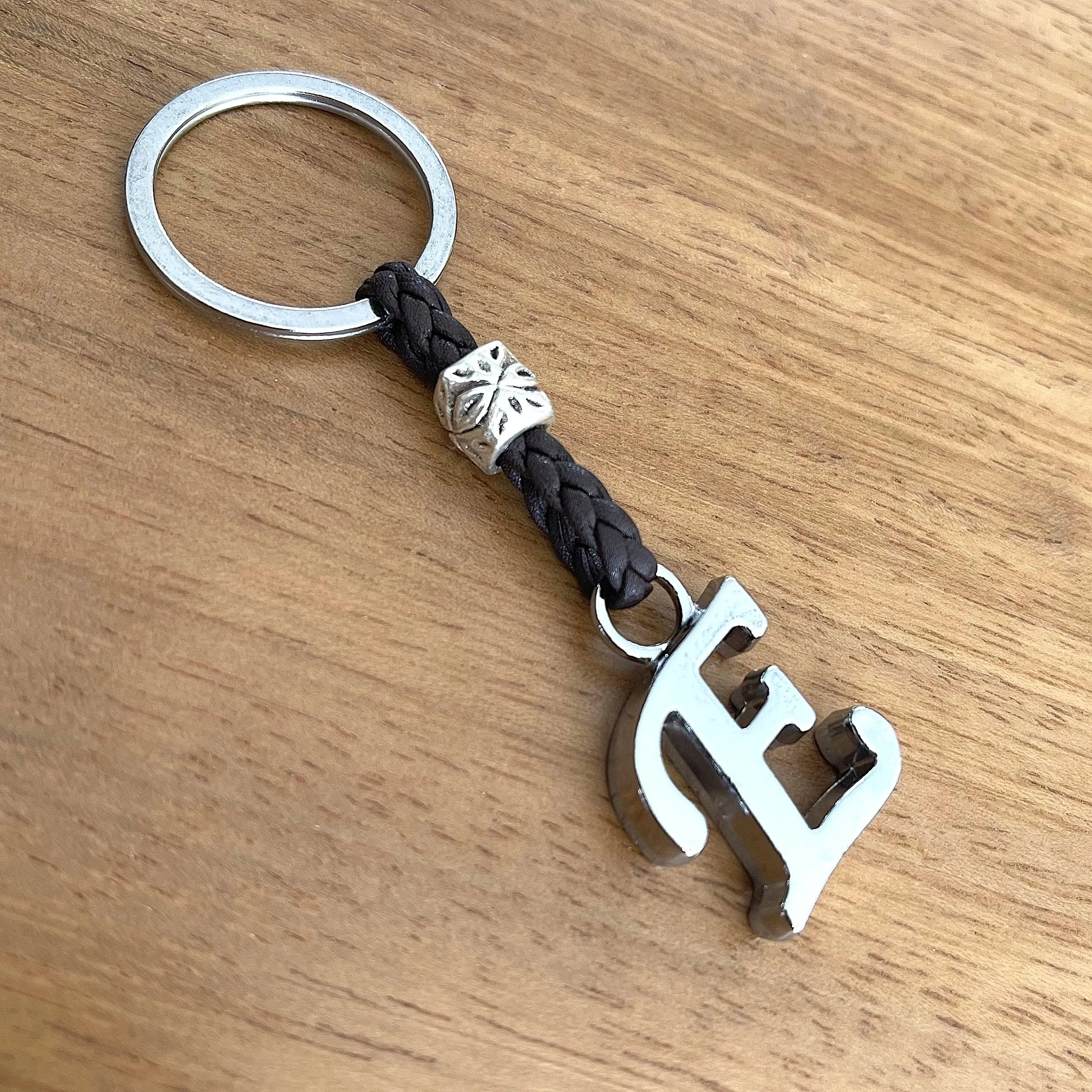 ASTER ALHELÍ Portachiavi Personalizzato in Cuoio con Iniziale e Perline in Zama Placcate in Argento - immagine 6