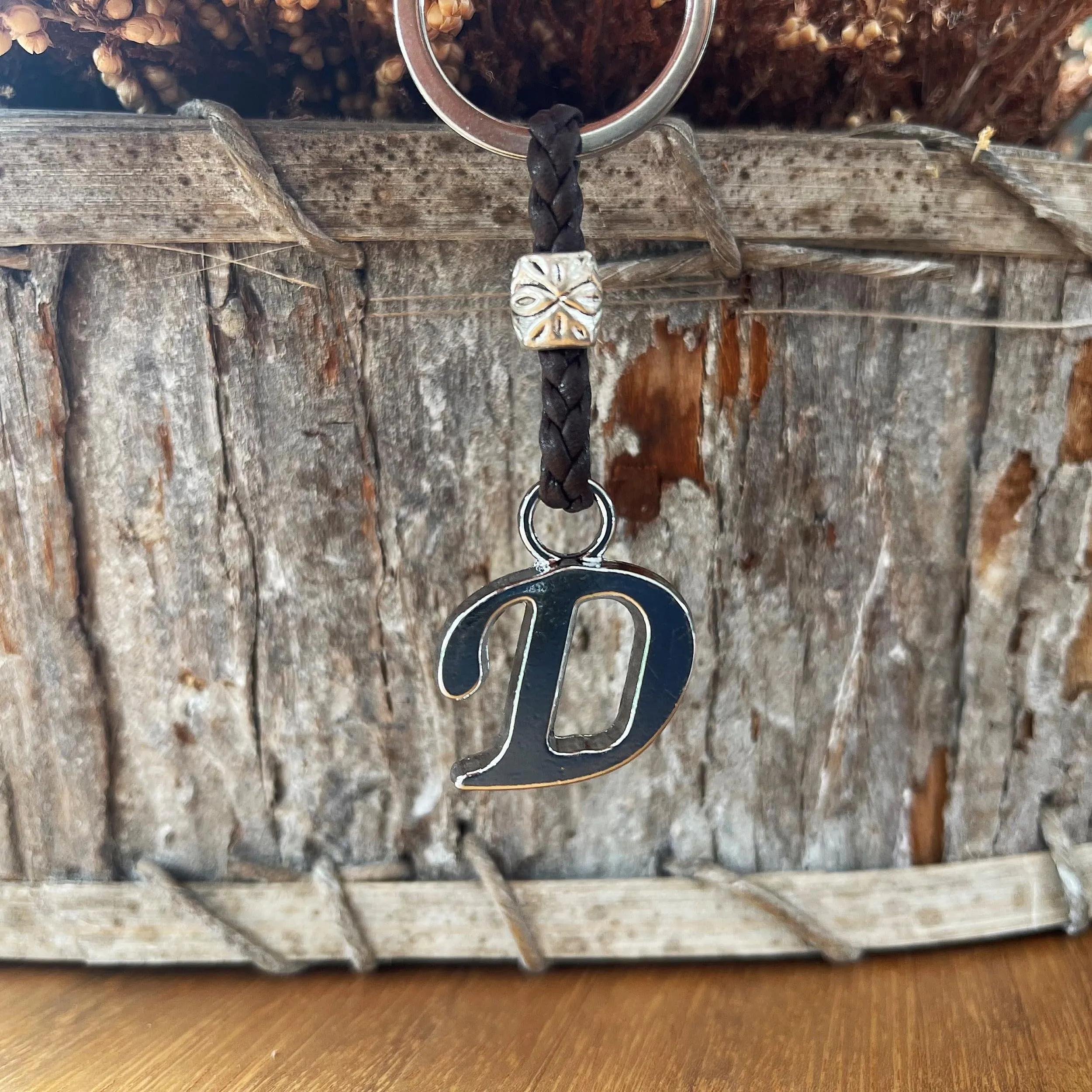 Aster Alhelí Portachiavi in Cuoio Personalizzato con Iniziale e Perline in Zama Placcate in Argento - immagine 2