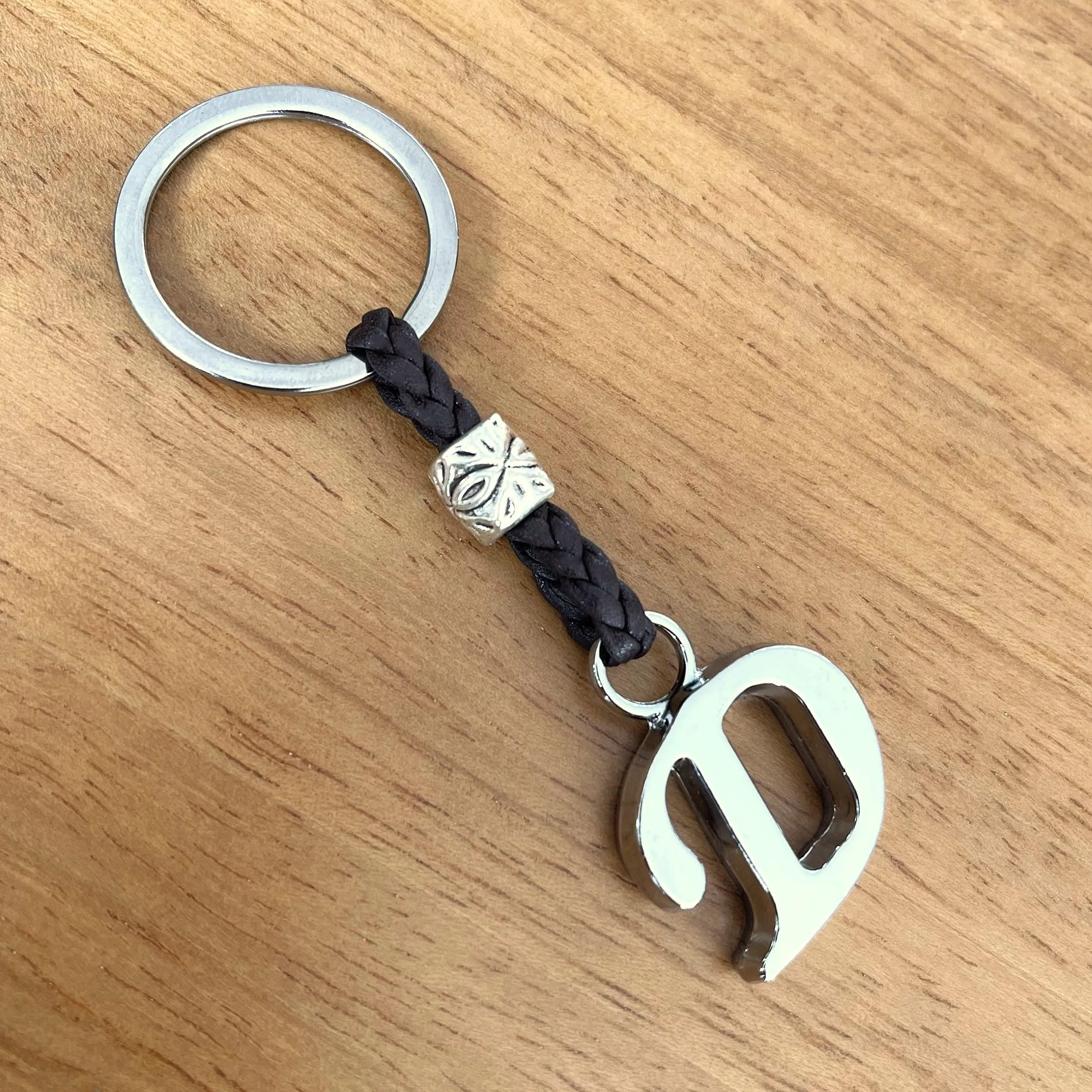 Aster Alhelí Portachiavi in Cuoio Personalizzato con Iniziale e Perline in Zama Placcate in Argento - immagine 6